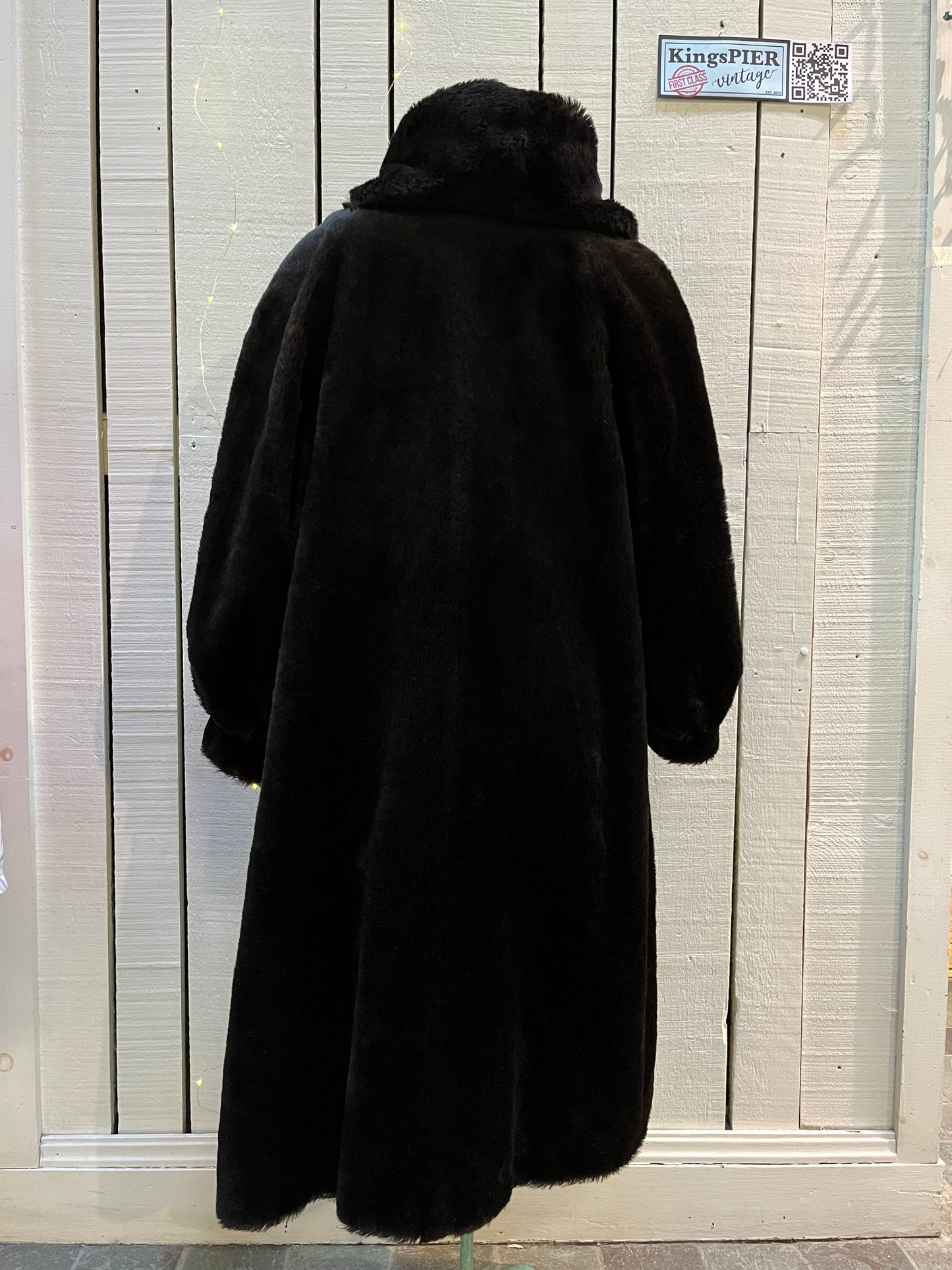 Vintage Peter Hahn long dark brown alpaca and mohair blend coat (75% alpaca, 25% mohair) with two front pockets, hook and eye closures and one button closure at the collar.
Made in Germany.
Size 14