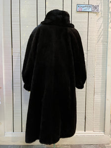 Vintage Peter Hahn long dark brown alpaca and mohair blend coat (75% alpaca, 25% mohair) with two front pockets, hook and eye closures and one button closure at the collar.

Made in Germany. 
Size 14