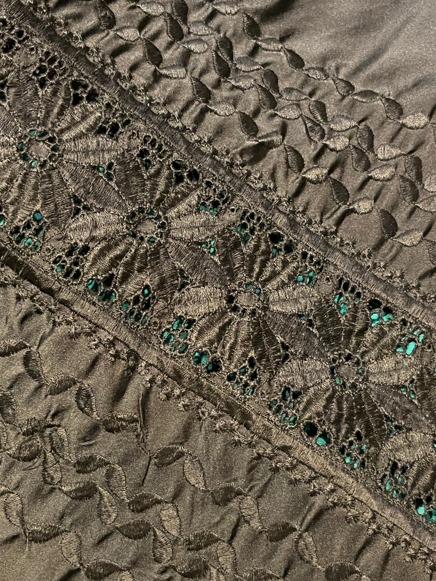 Vintage Furs by Offman brown fur coat with two from pockets, inside pocket, hook and eye closures and a satin lining with lace details.
Made in Canada
Size 10