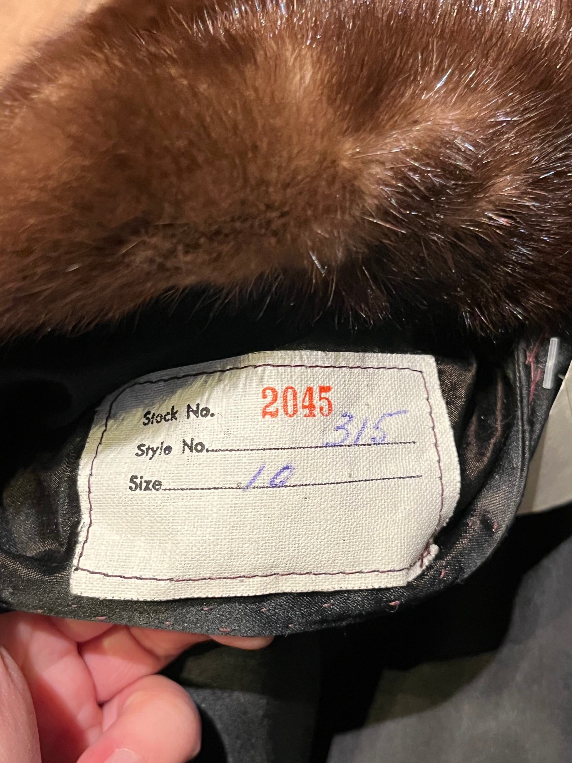 Vintage Furs by Offman brown fur coat with two from pockets, inside pocket, hook and eye closures and a satin lining with lace details.
Made in Canada
Size 10