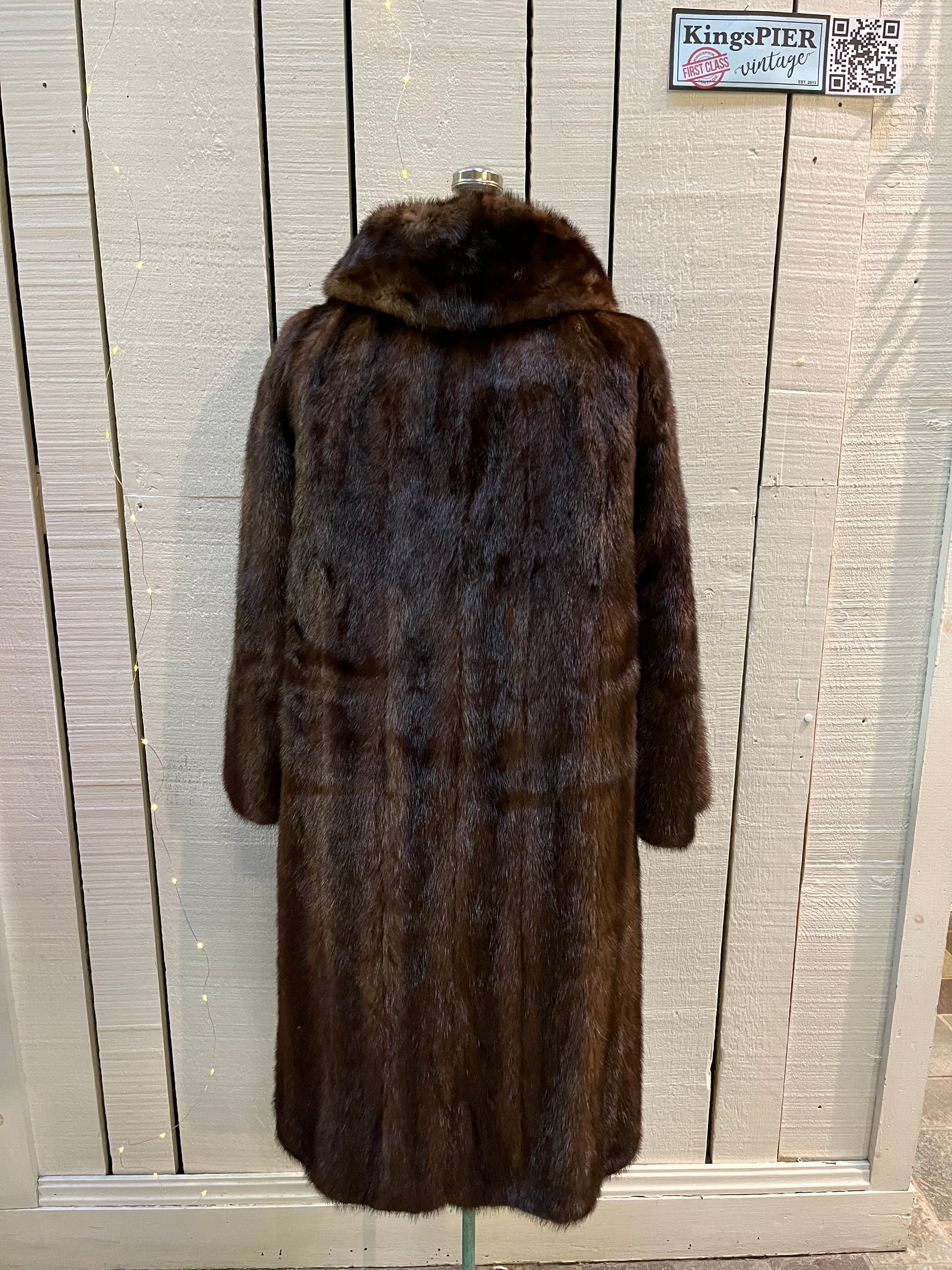 Vintage Furs by Offman brown fur coat with two from pockets, inside pocket, hook and eye closures and a satin lining with lace details.
Made in Canada
Size 10