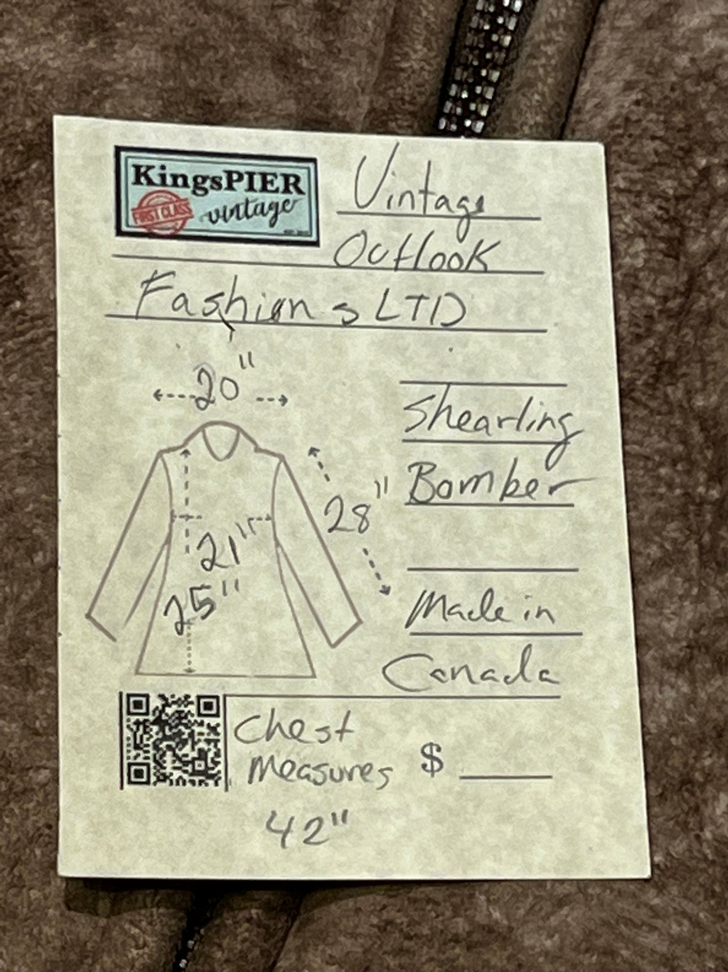 Vintage Outlook Fashions LTD shearling bomber jacket with zipper closure and two front pockets and two inside pockets.
Made in Canada
Chest 42”