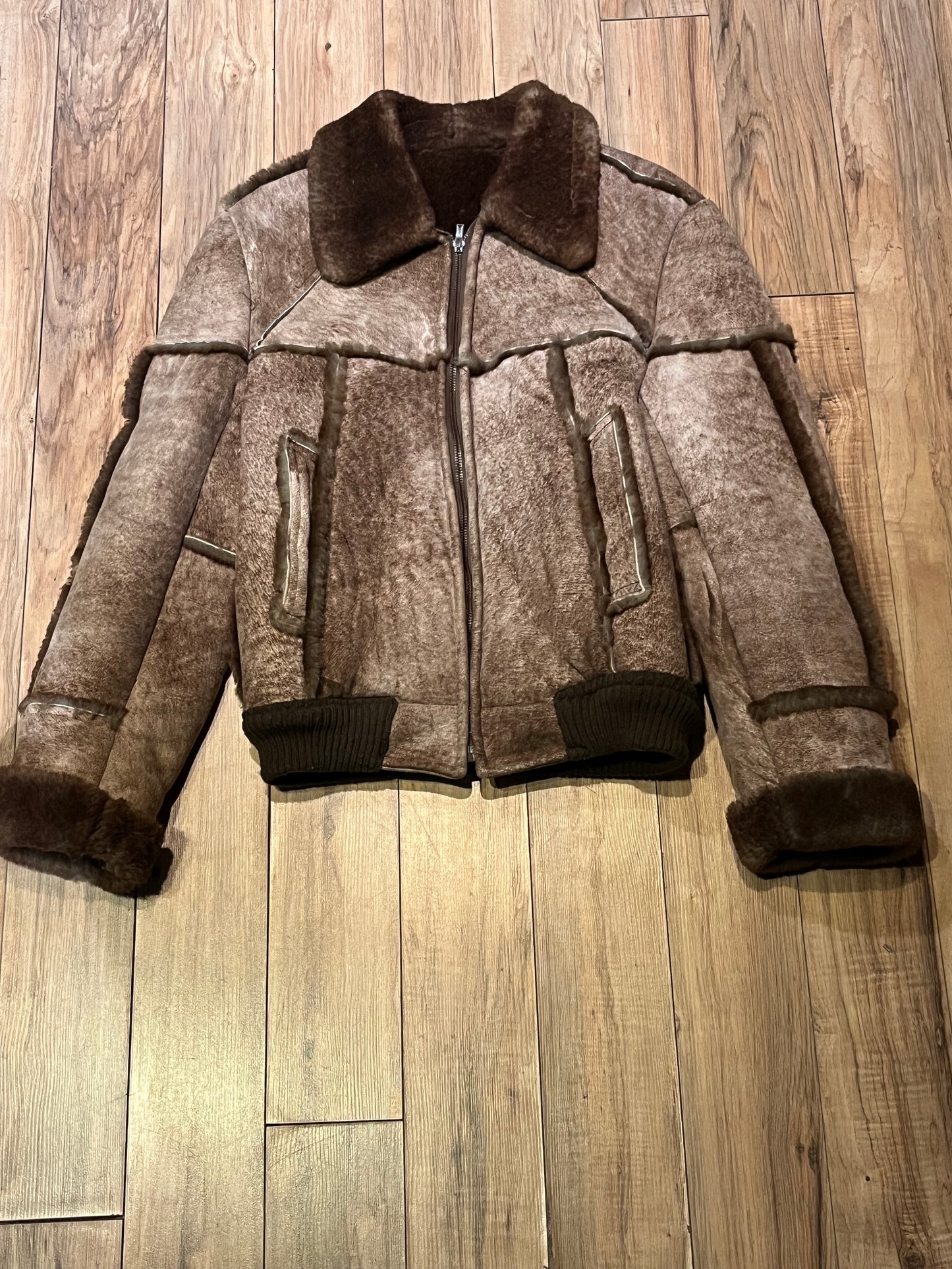 Vintage Outlook Fashions LTD shearling bomber jacket with zipper closure and two front pockets and two inside pockets.
Made in Canada
Chest 42”
