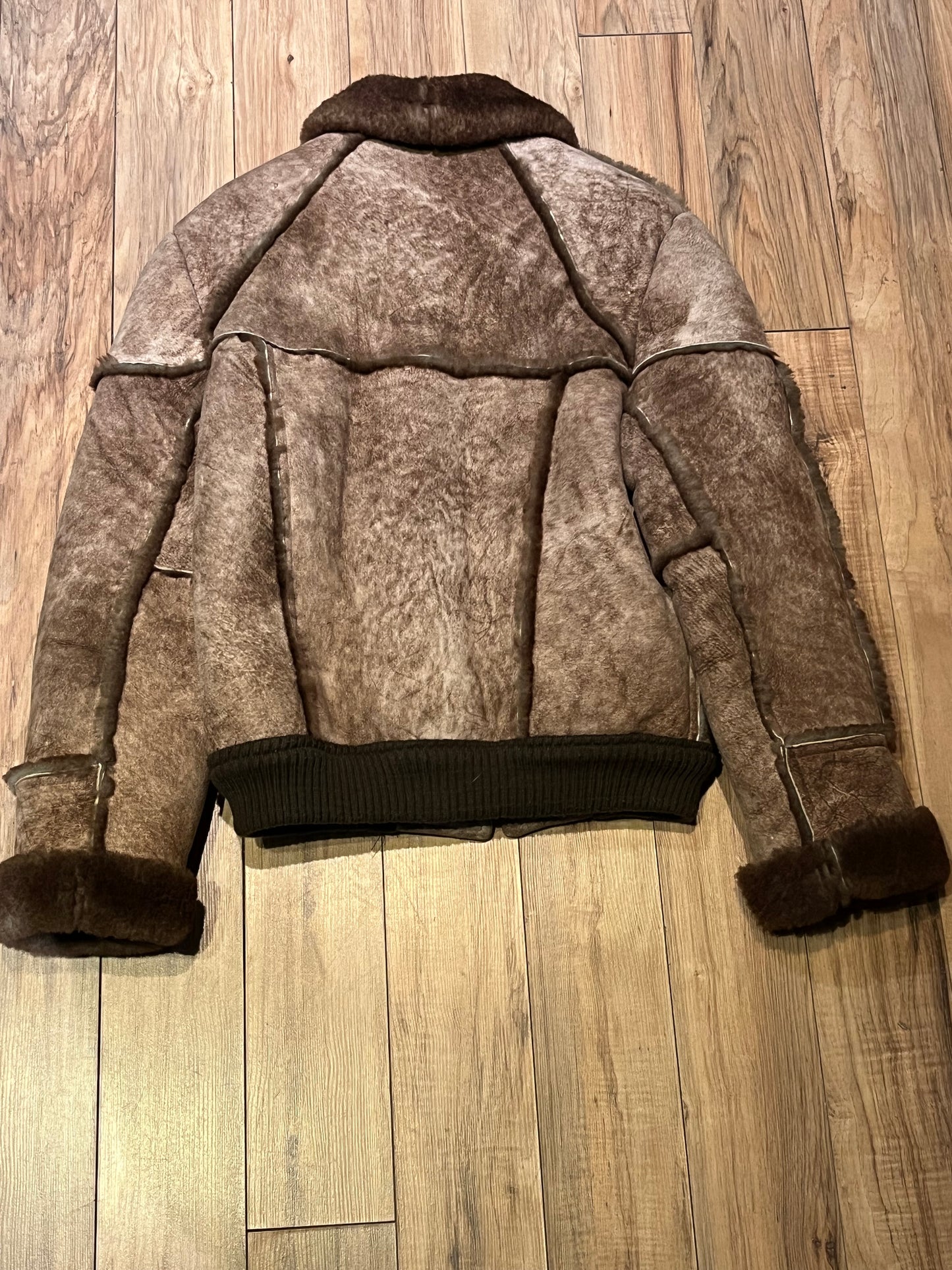 Vintage Outlook Fashions LTD shearling bomber jacket with zipper closure and two front pockets and two inside pockets.
Made in Canada
Chest 42”