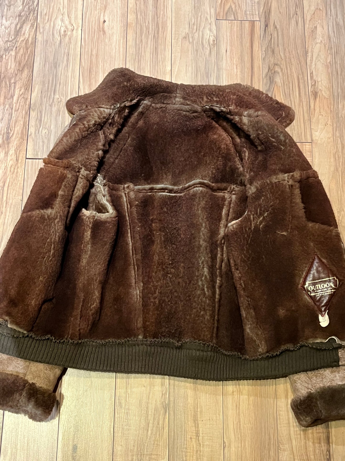 Vintage Outlook Fashions LTD shearling bomber jacket with zipper closure and two front pockets and two inside pockets.
Made in Canada
Chest 42”