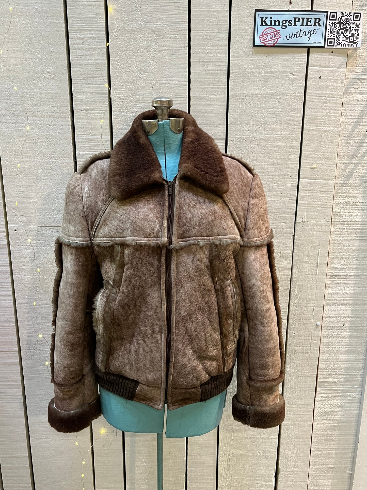 Vintage Outlook Fashions LTD shearling bomber jacket with zipper closure and two front pockets and two inside pockets.
Made in Canada
Chest 42”