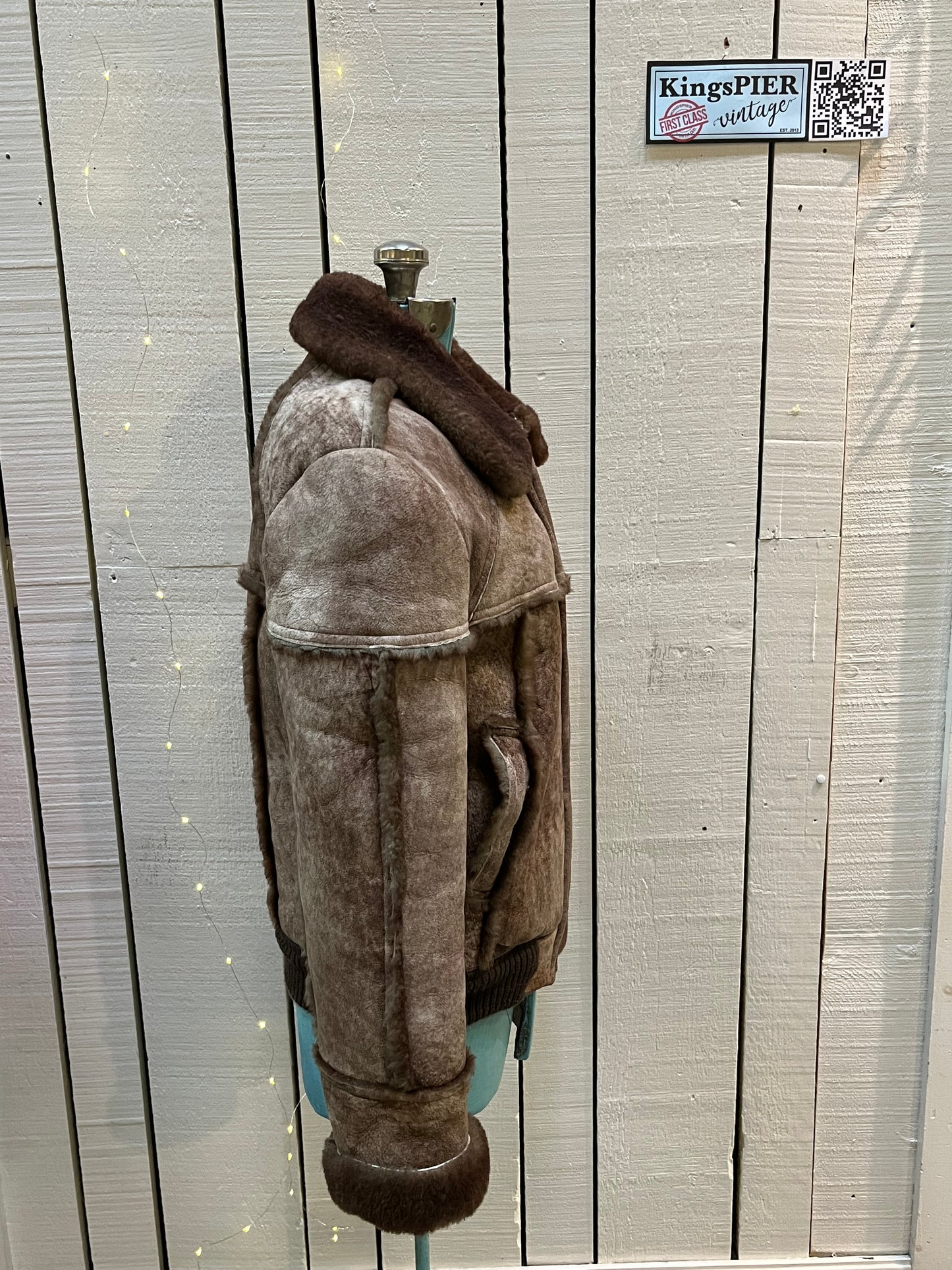 Vintage Outlook Fashions LTD shearling bomber jacket with zipper closure and two front pockets and two inside pockets.
Made in Canada
Chest 42”