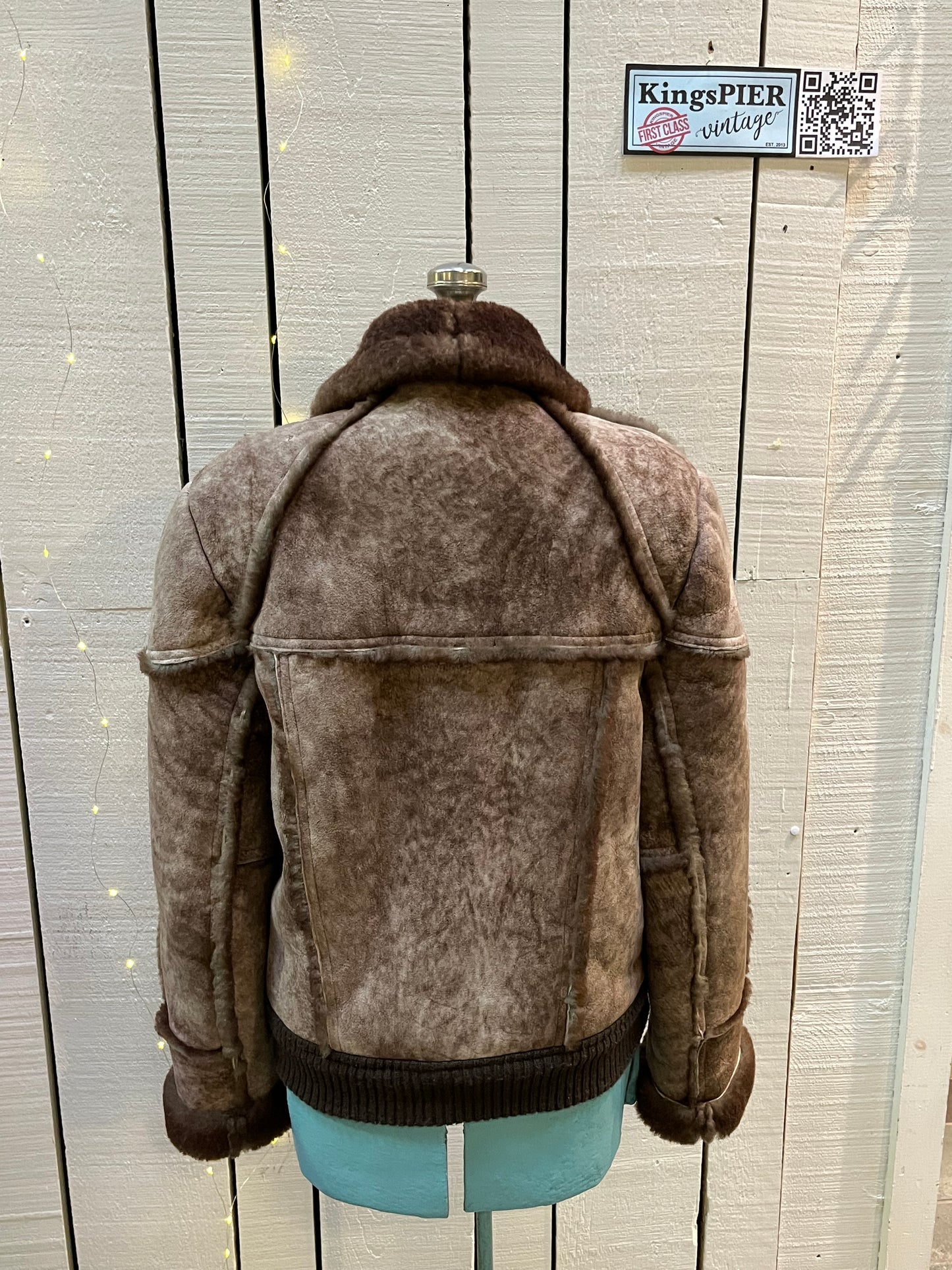 Vintage Outlook Fashions LTD shearling bomber jacket with zipper closure and two front pockets and two inside pockets.
Made in Canada
Chest 42”