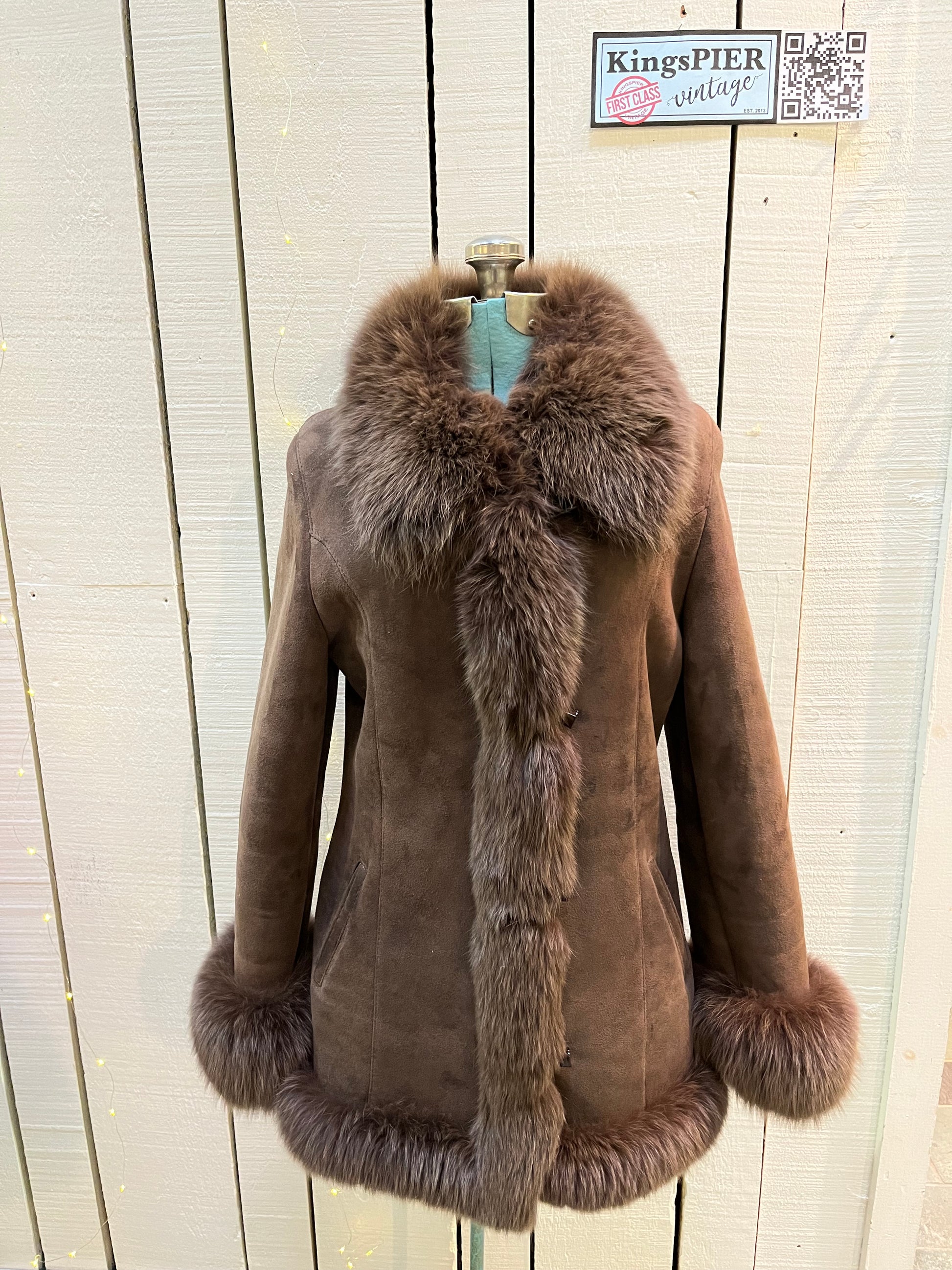 Vintage Bozena hand-made brown shearling coat with fur trim, toggle closures and two front pockets.
Size Medium