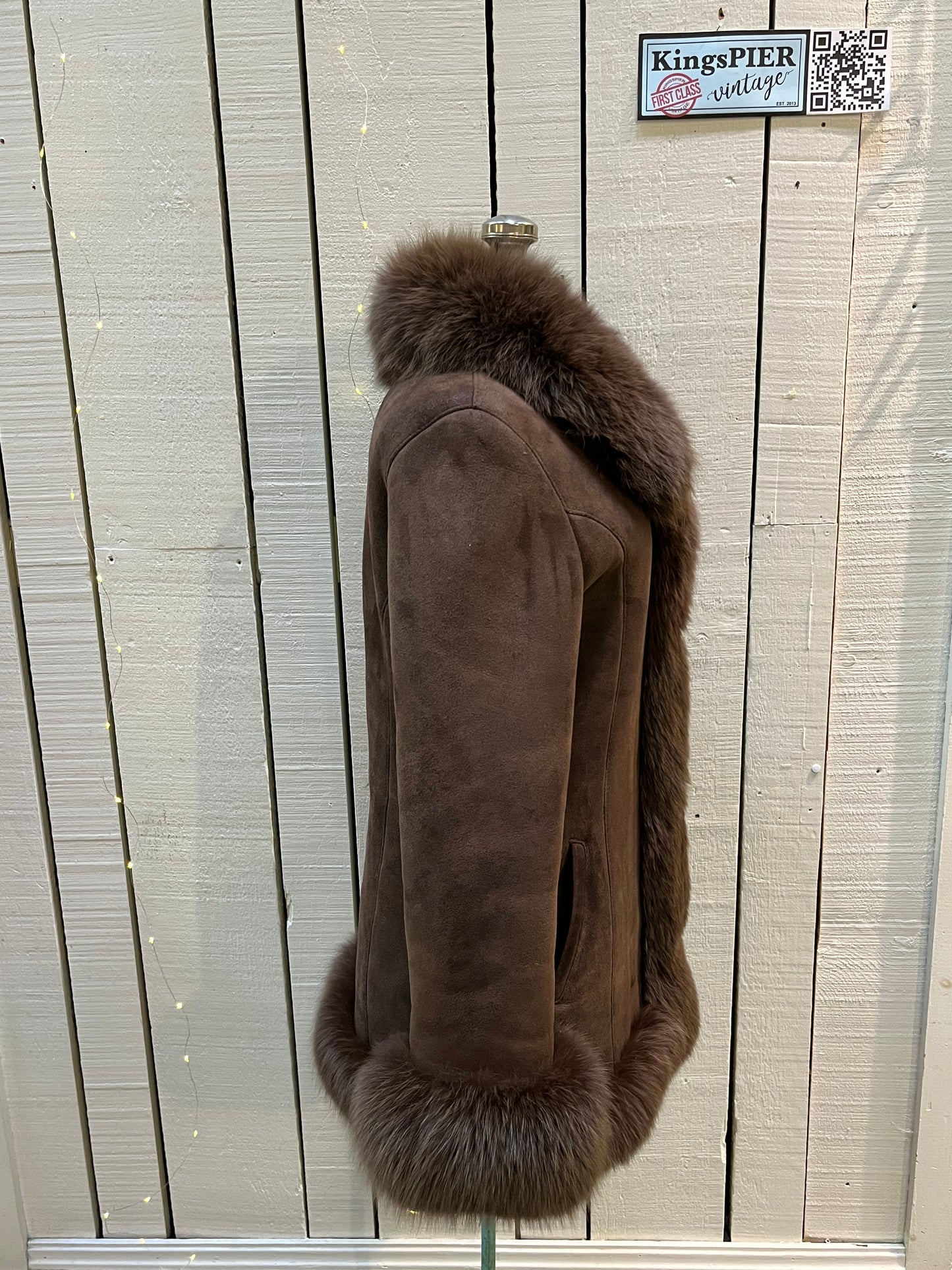 Vintage Bozena hand-made brown shearling coat with fur trim, toggle closures and two front pockets.
Size Medium