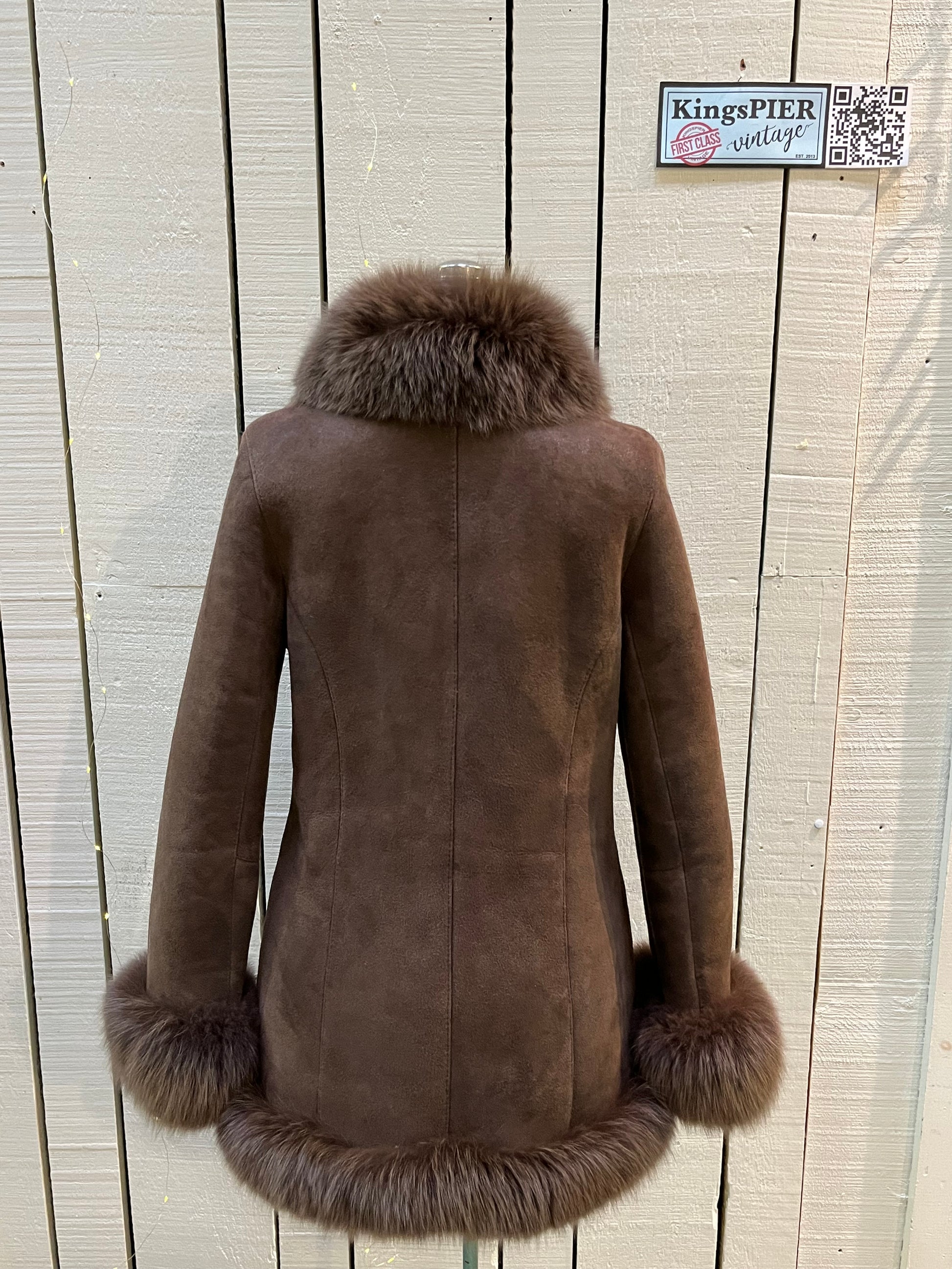 Vintage Bozena hand-made brown shearling coat with fur trim, toggle closures and two front pockets.
Size Medium