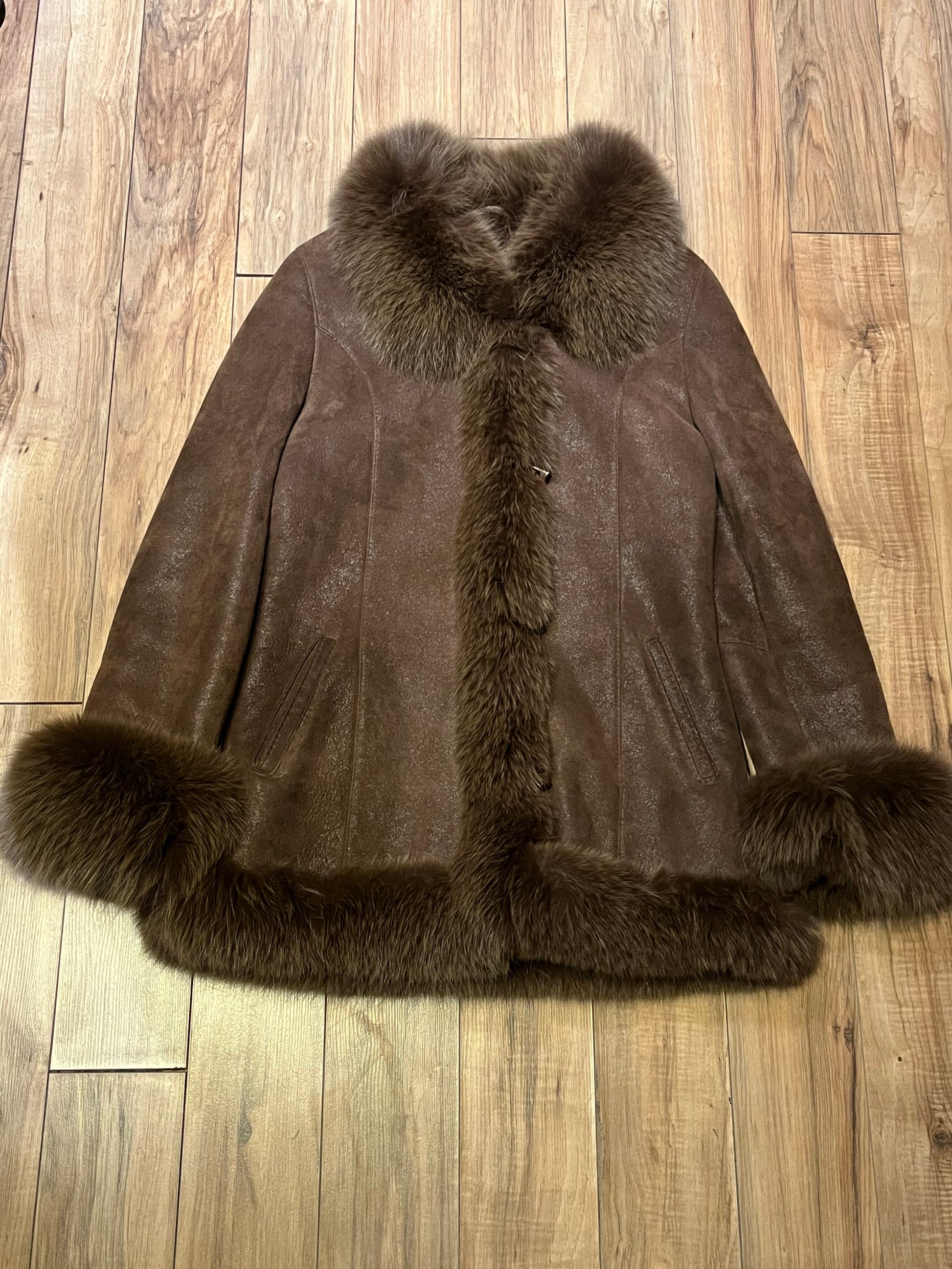 Vintage Bozena hand-made brown shearling coat with fur trim, toggle closures and two front pockets.
Size Medium
