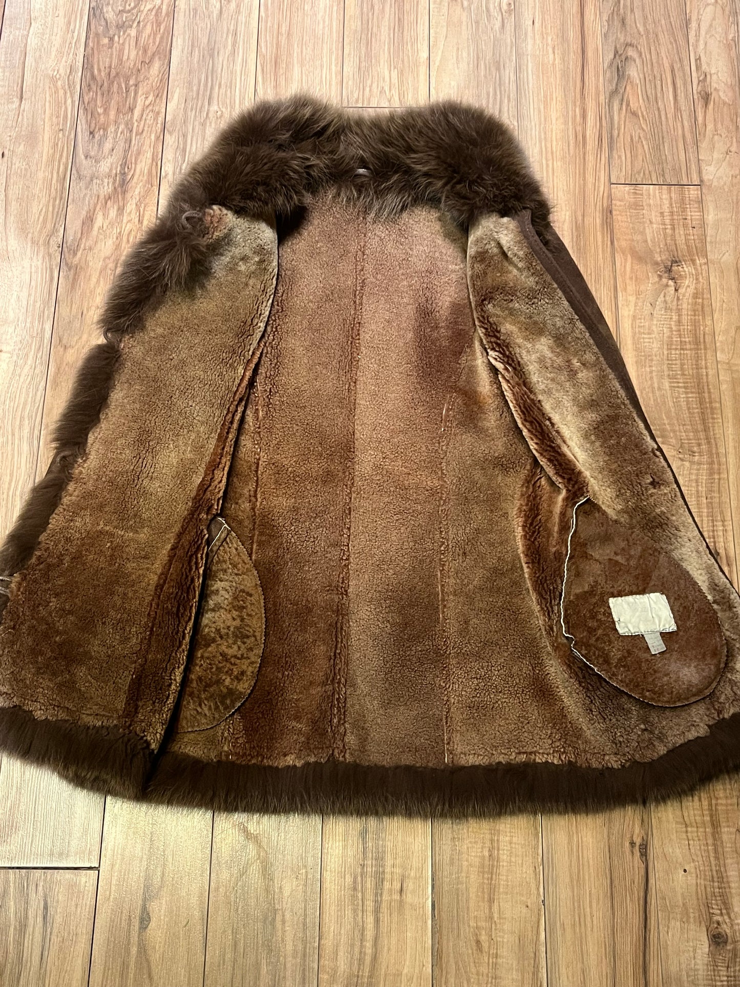 Vintage Bozena hand-made brown shearling coat with fur trim, toggle closures and two front pockets.
Size Medium