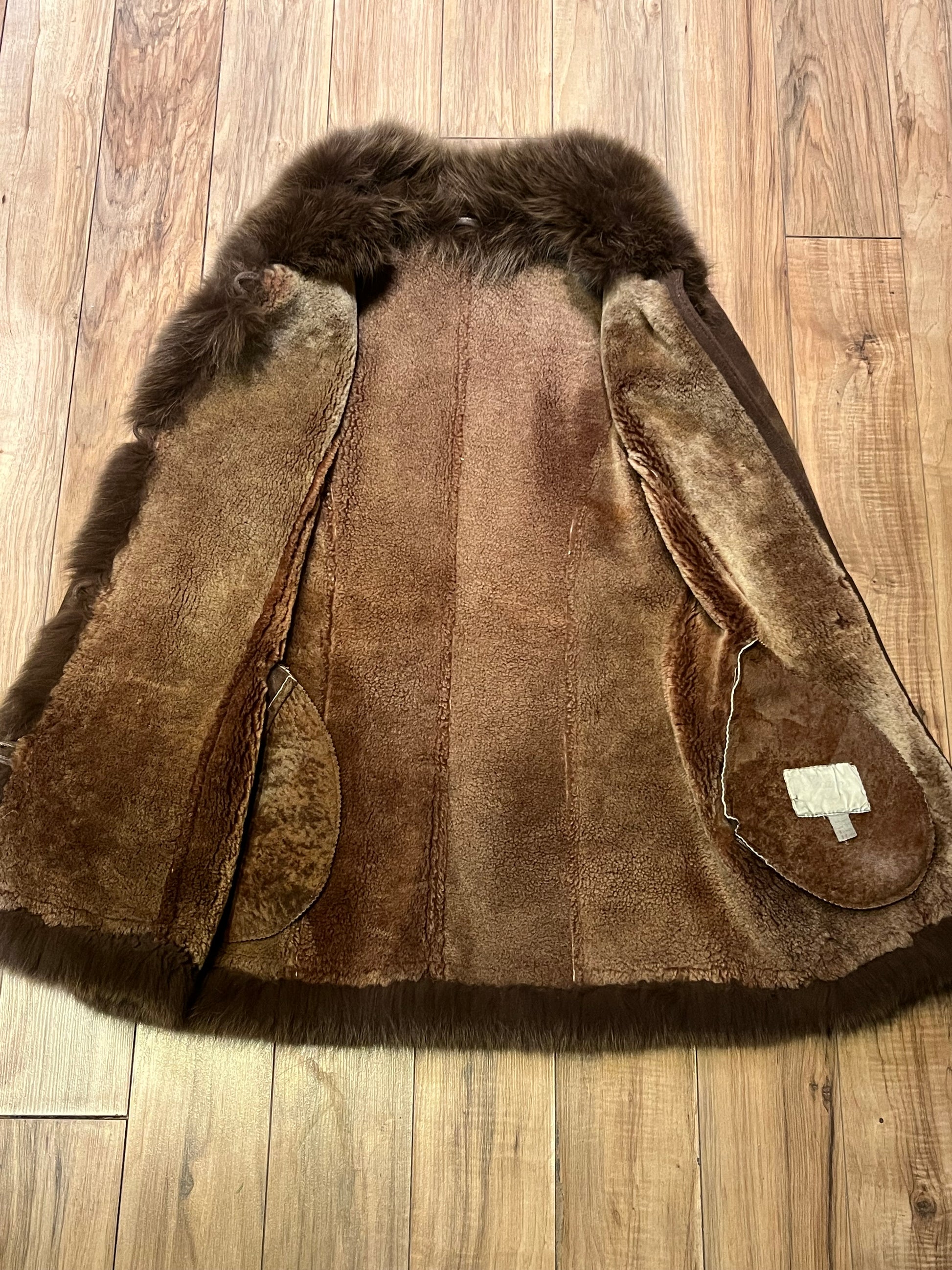 Vintage Bozena hand-made brown shearling coat with fur trim, toggle closures and two front pockets.
Size Medium
