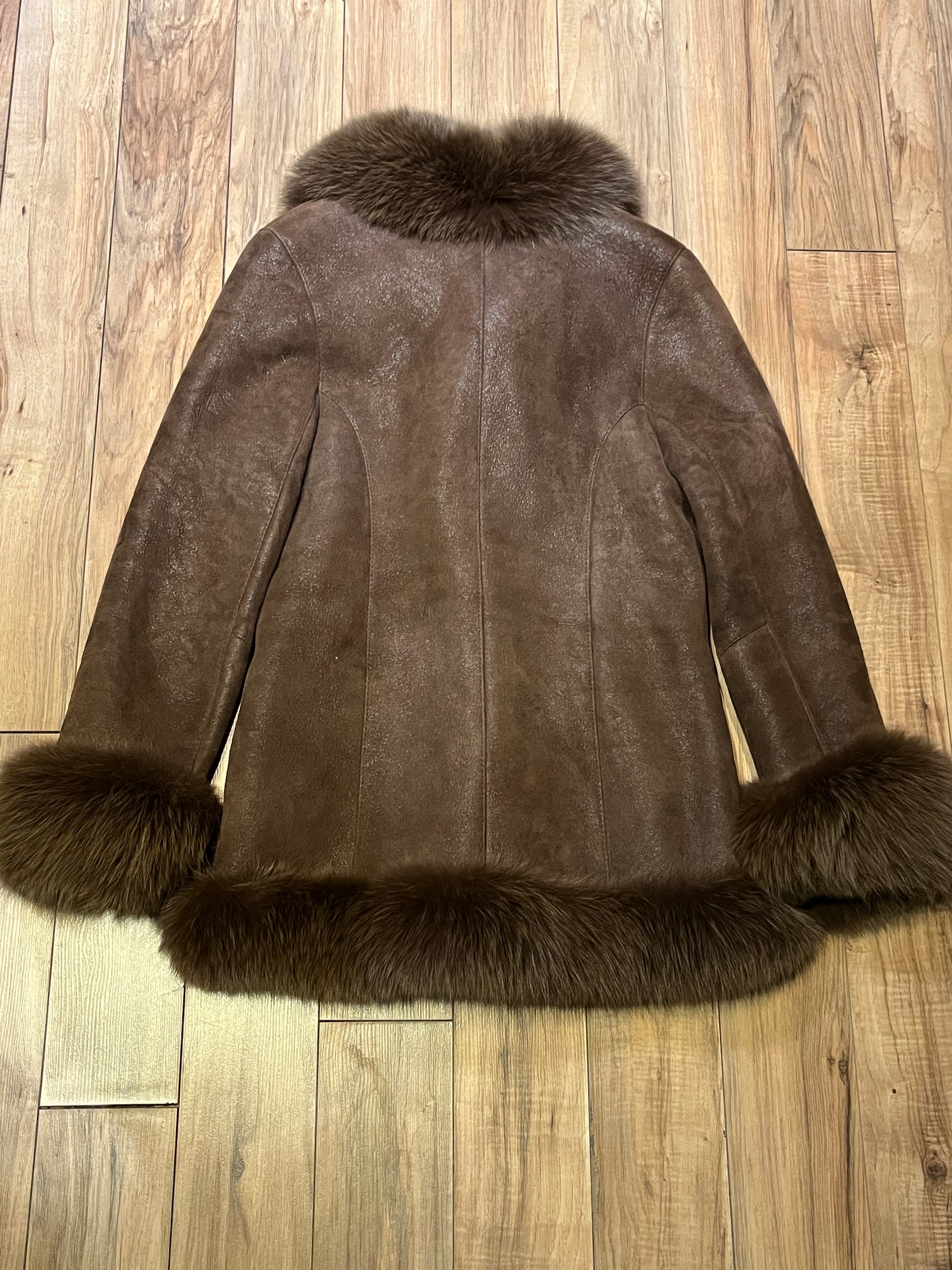 Vintage Bozena hand-made brown shearling coat with fur trim, toggle closures and two front pockets.
Size Medium