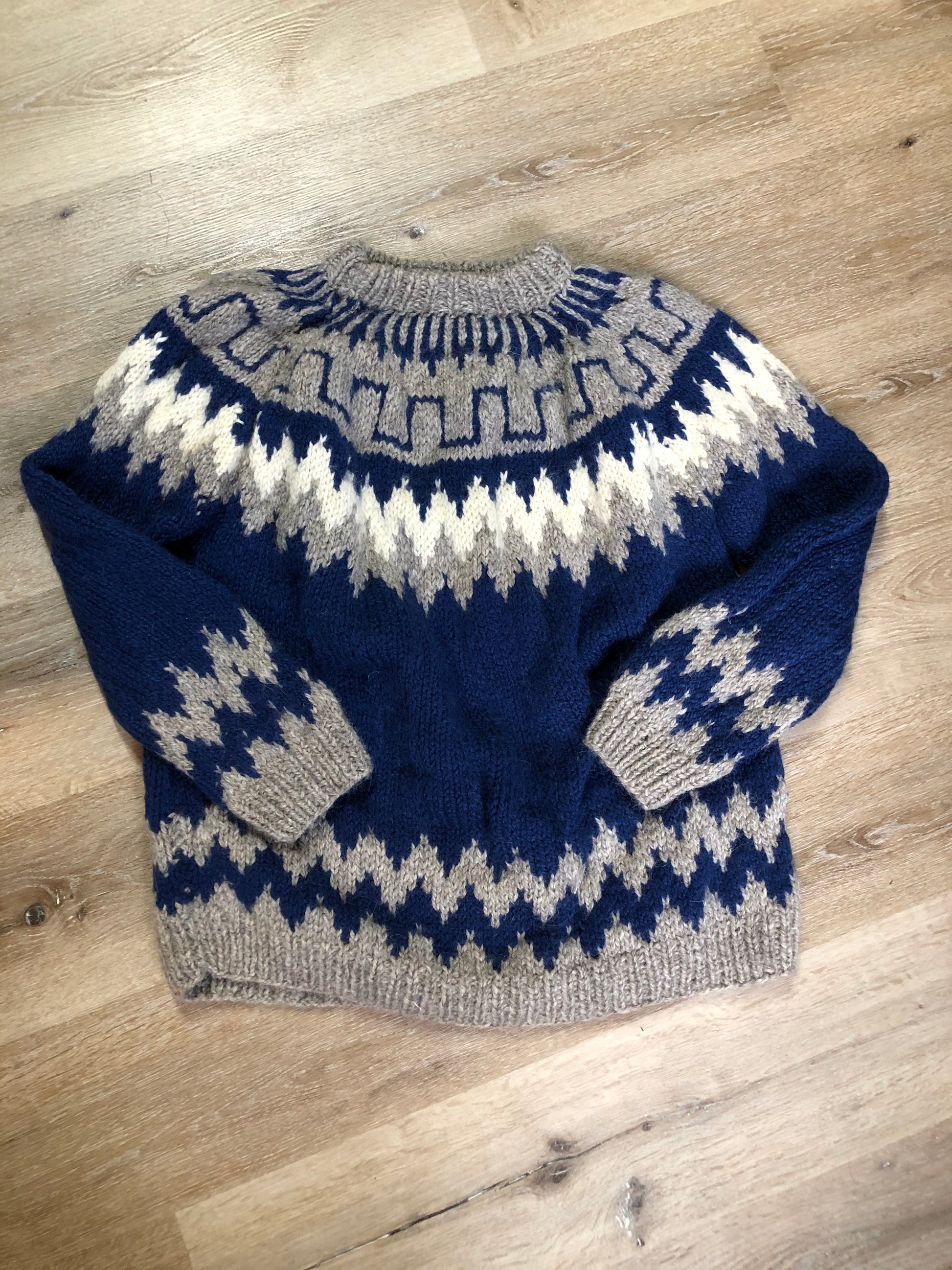 Kingspier Vintage - Handknit wool lopi sweater with dark blue, grey and white design. Made in Greece. Size XL.