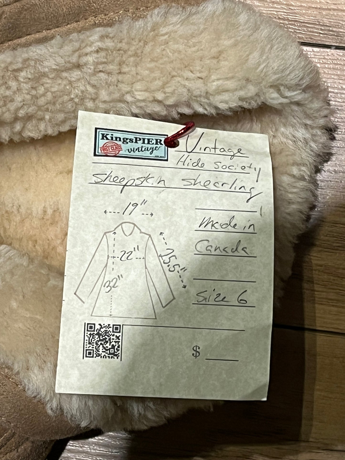 Vintage Hide Society shearling coat is double breasted with shawl collar and two front pockets.
Made in Canada, Size 6