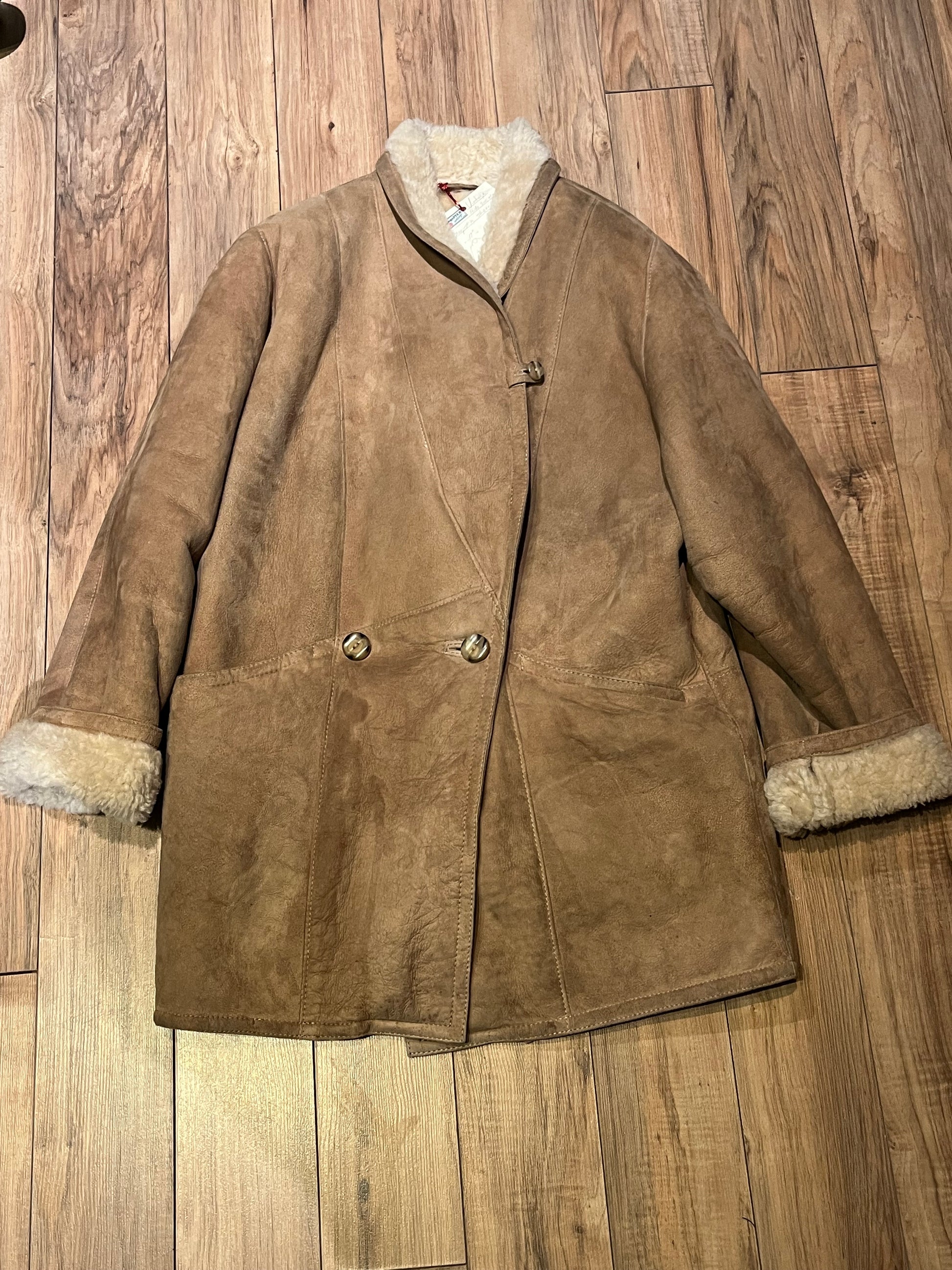 Vintage Hide Society shearling coat is double breasted with shawl collar and two front pockets.
Made in Canada, Size 6