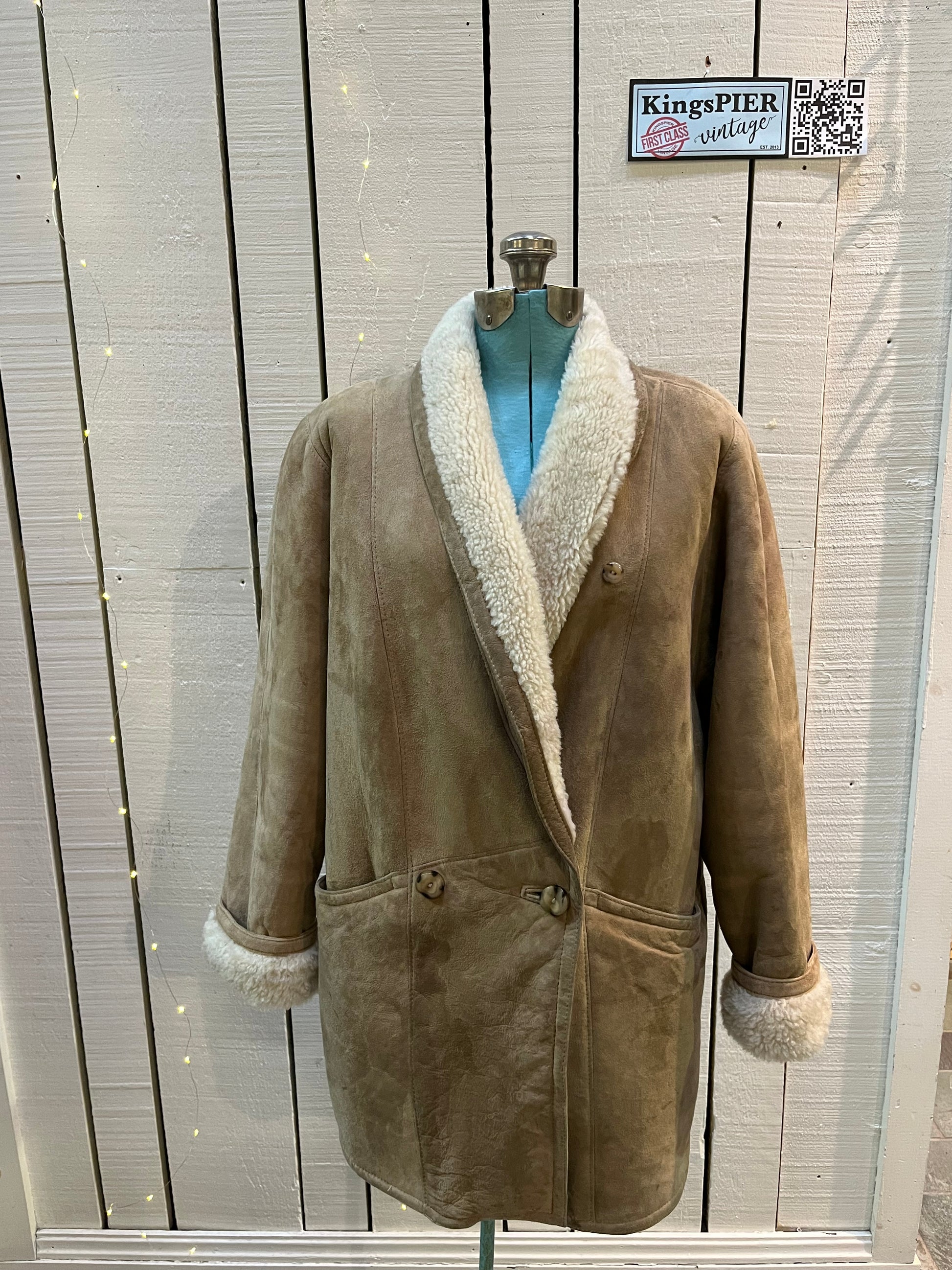 Vintage Hide Society shearling coat is double breasted with shawl collar and two front pockets.
Made in Canada, Size 6