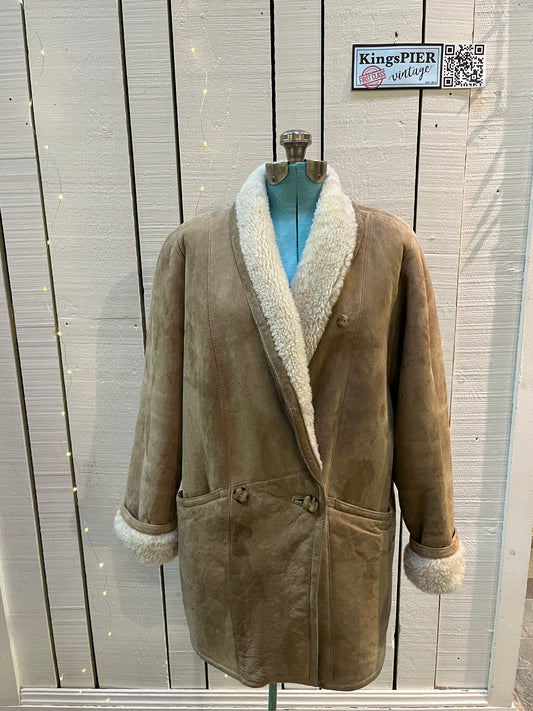 Vintage Hide Society shearling coat is double breasted with shawl collar and two front pockets.
Made in Canada, Size 6