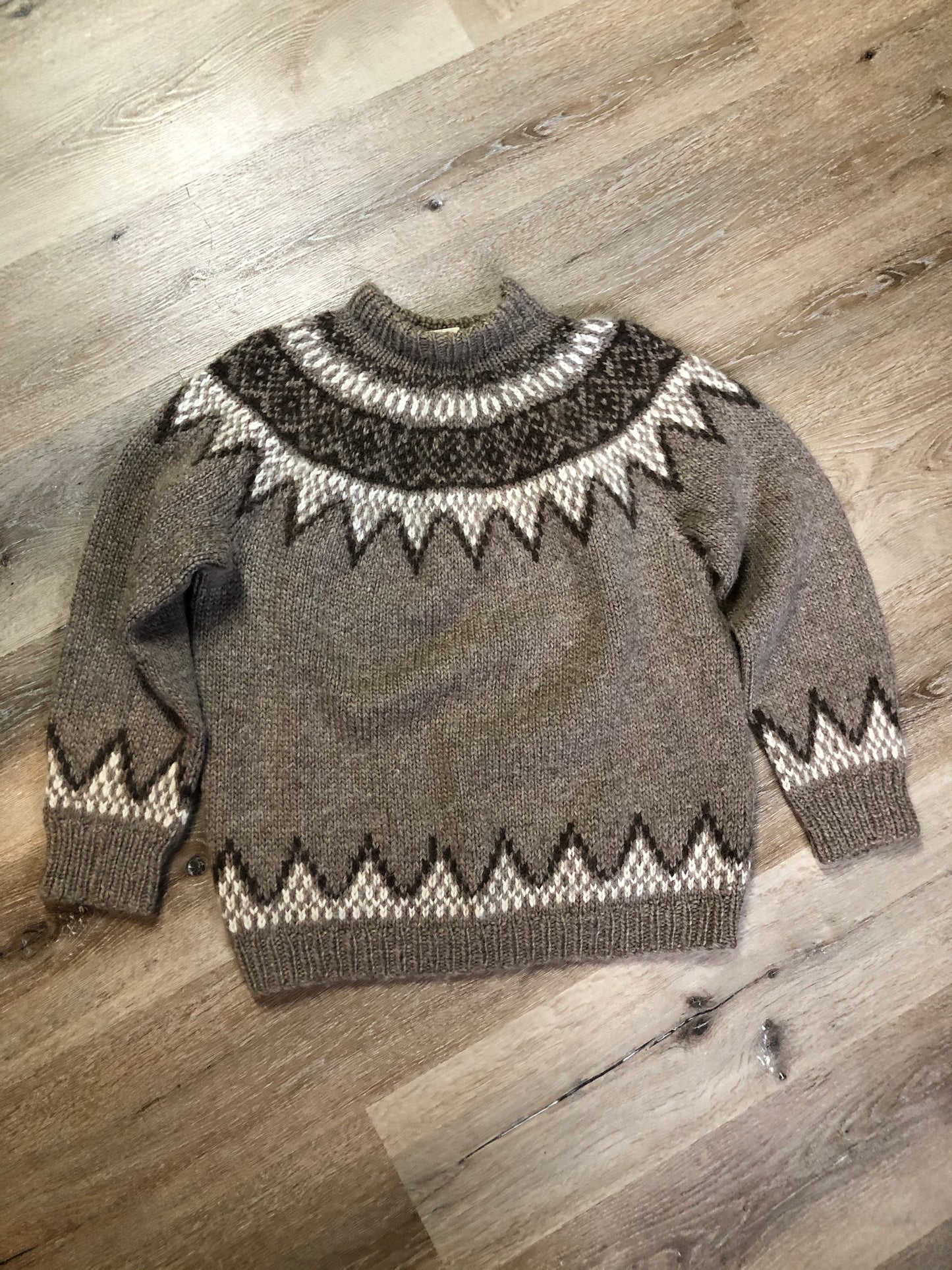 Kingspier Vintage - Handknit natural wool lopi sweater with brown and cream design. Made in Nova Scotia, Canada. Size medium.
