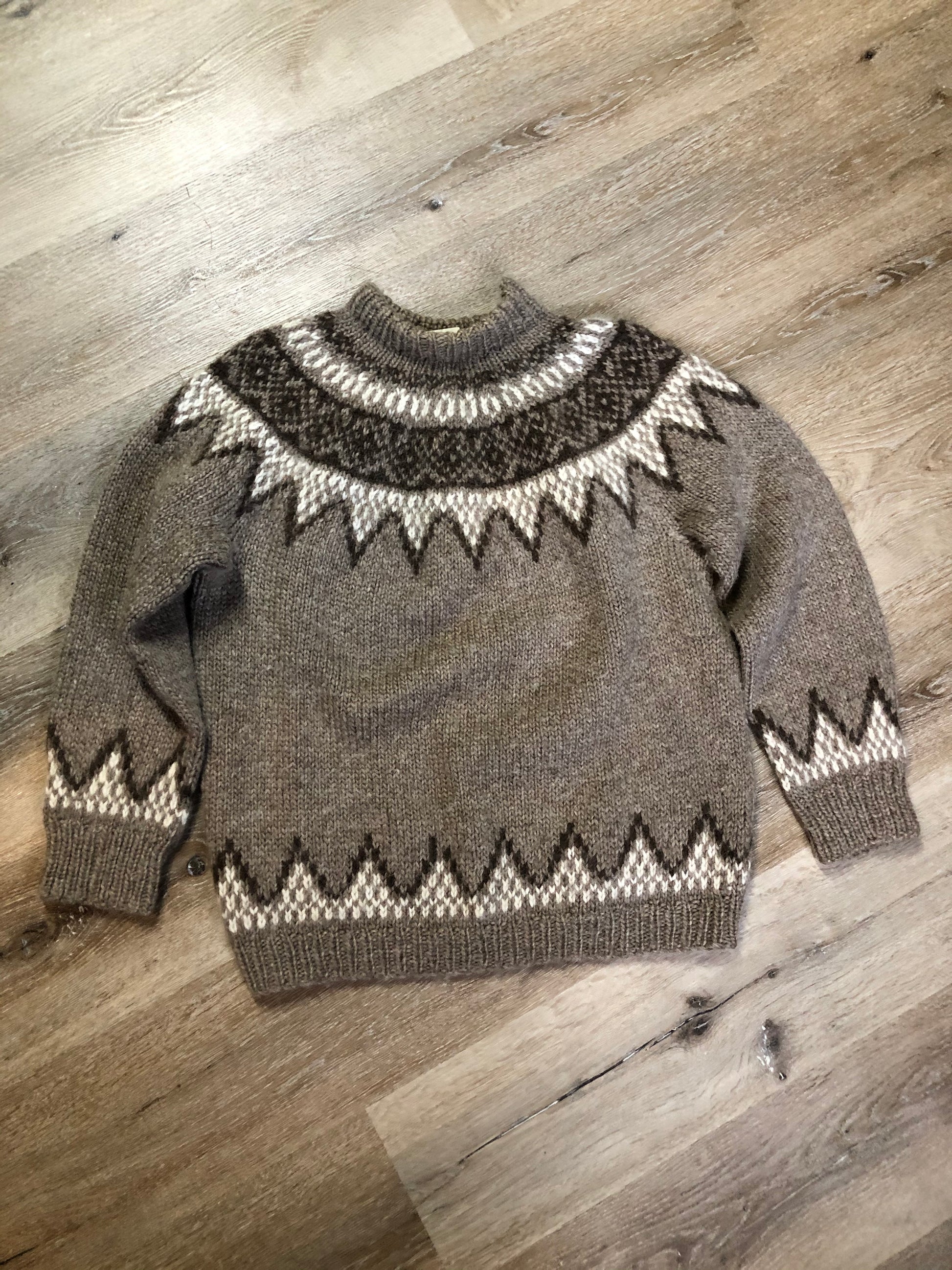 Kingspier Vintage - Handknit natural wool lopi sweater with brown and cream design. Made in Nova Scotia, Canada. Size medium.
