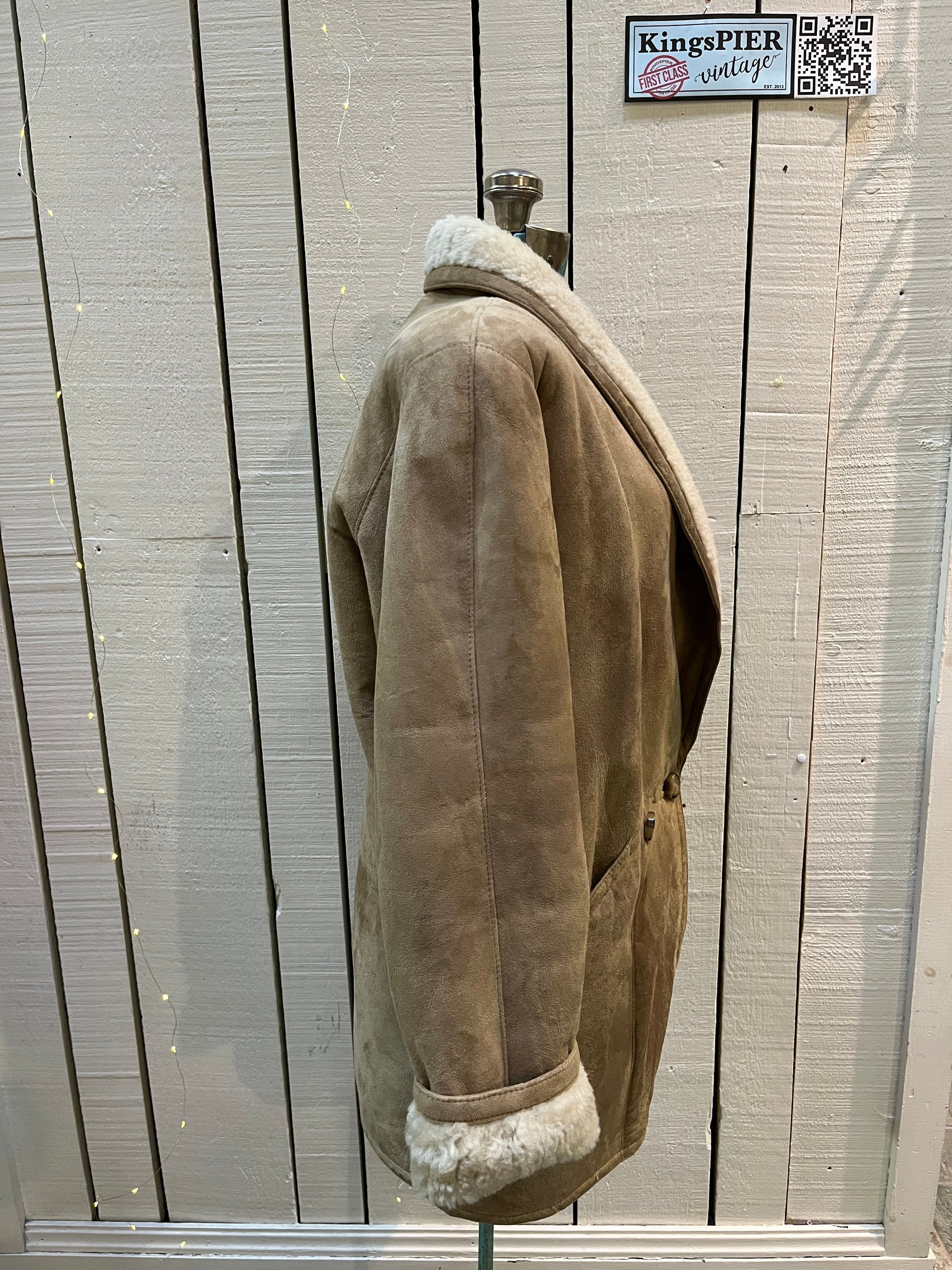 Vintage Hide Society shearling coat is double breasted with shawl collar and two front pockets.
Made in Canada, Size 6
