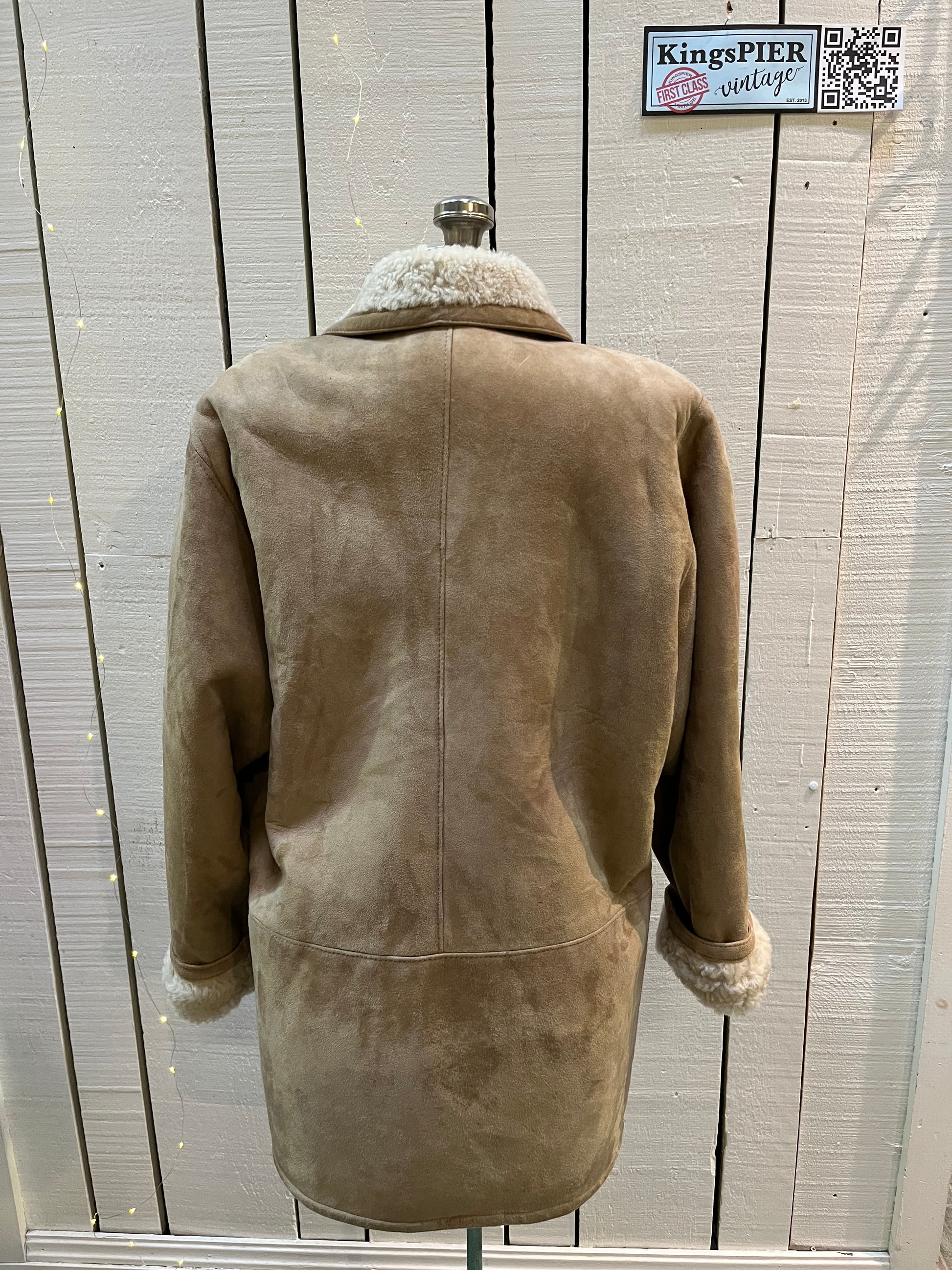 Vintage Hide Society shearling coat is double breasted with shawl collar and two front pockets.
Made in Canada, Size 6