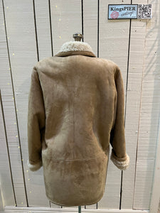 Vintage Hide Society shearling coat is double breasted with shawl collar and two front pockets.

Made in Canada, Size 6