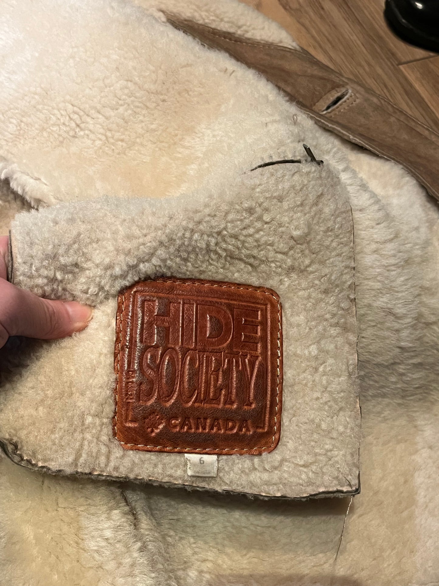 Vintage Hide Society shearling coat is double breasted with shawl collar and two front pockets.
Made in Canada, Size 6