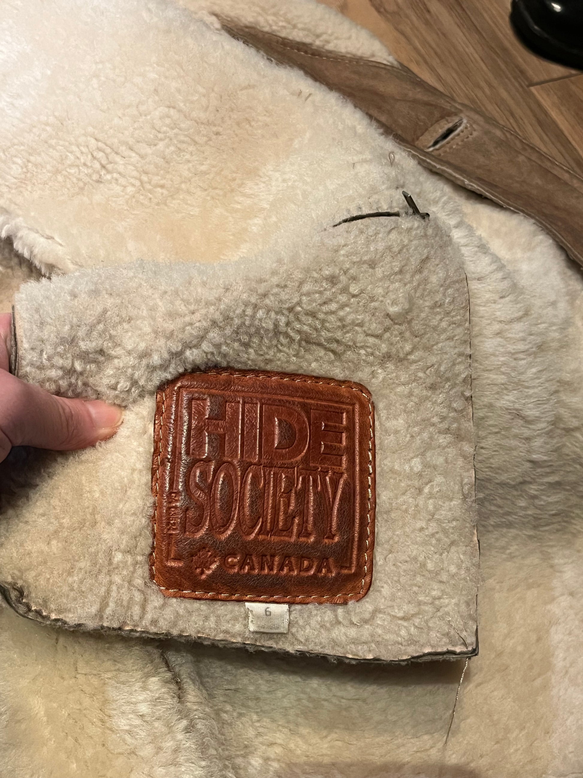 Vintage Hide Society shearling coat is double breasted with shawl collar and two front pockets.
Made in Canada, Size 6