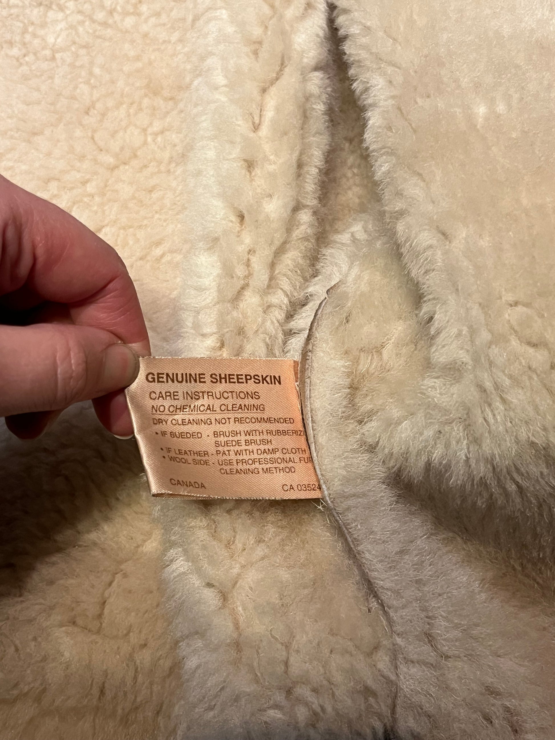 Vintage Hide Society shearling coat is double breasted with shawl collar and two front pockets.
Made in Canada, Size 6