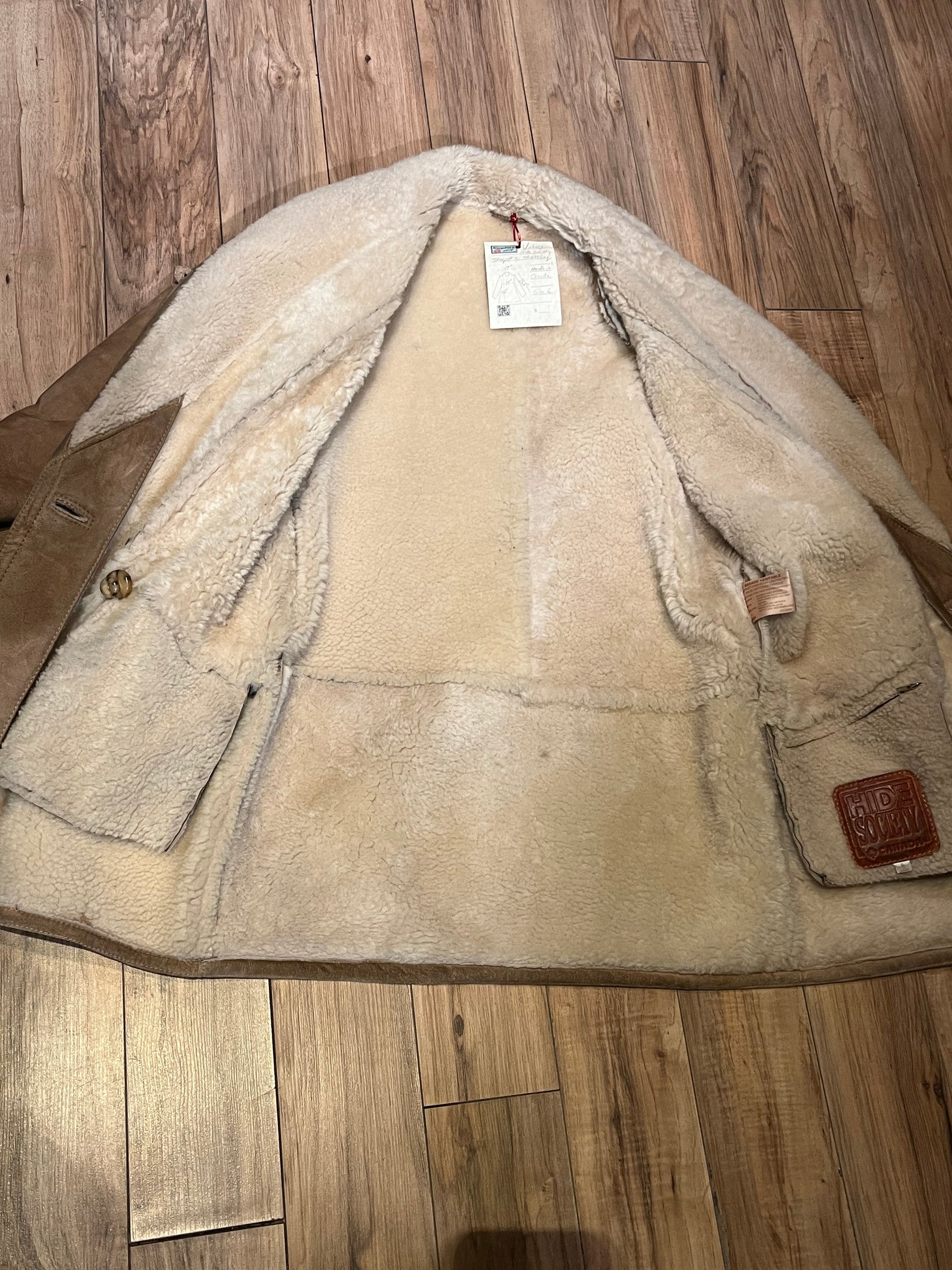 Vintage Hide Society shearling coat is double breasted with shawl collar and two front pockets.
Made in Canada, Size 6