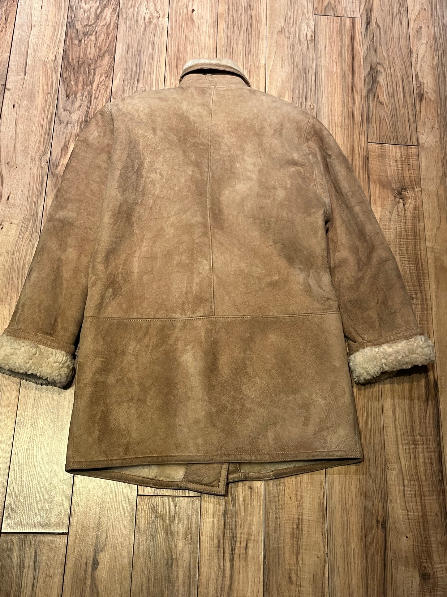Vintage Hide Society shearling coat is double breasted with shawl collar and two front pockets.
Made in Canada, Size 6