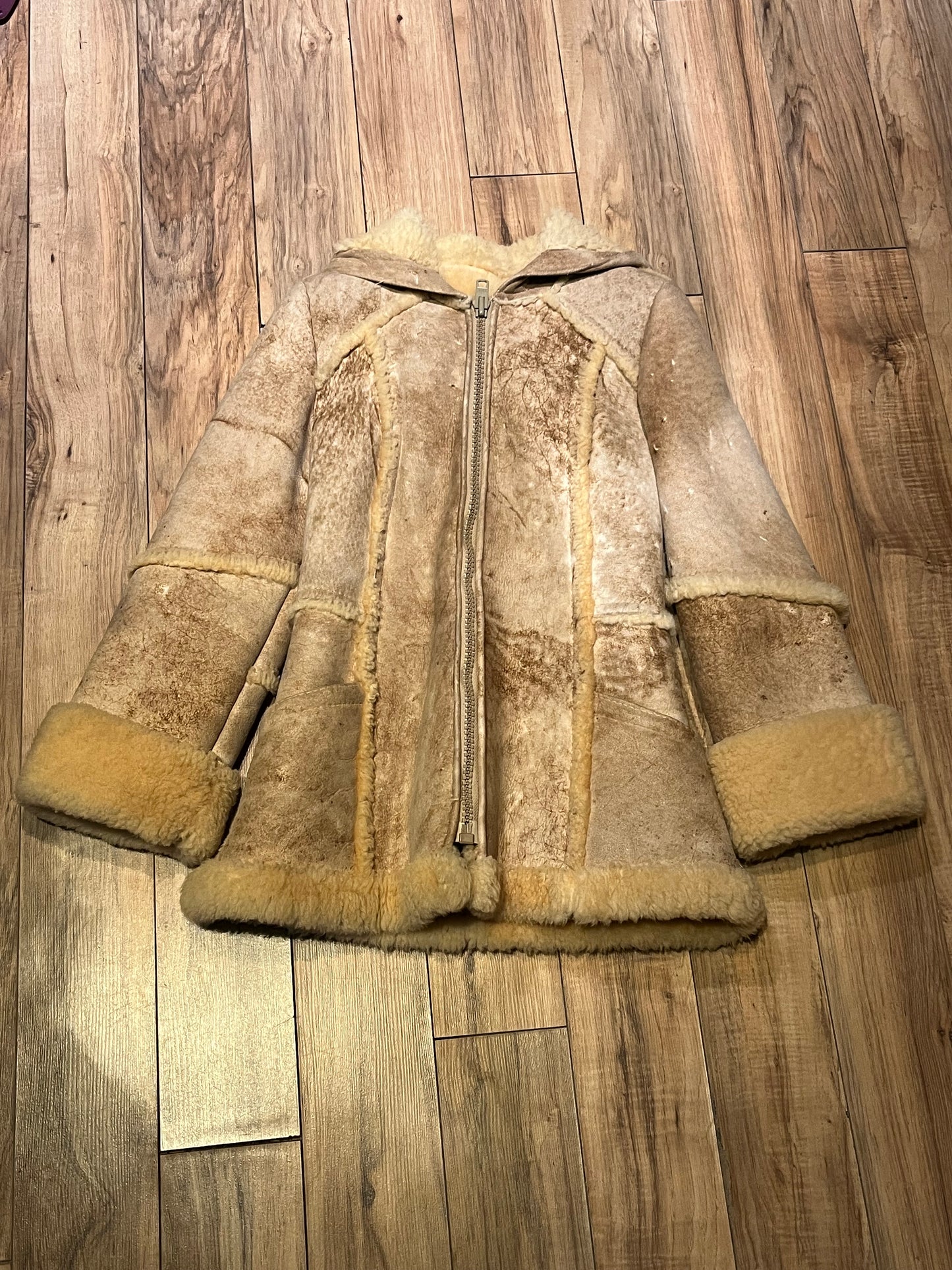 Vintage Carla New York shearling coat with hood, two front pockets and a zipper closure.
Chest 30”