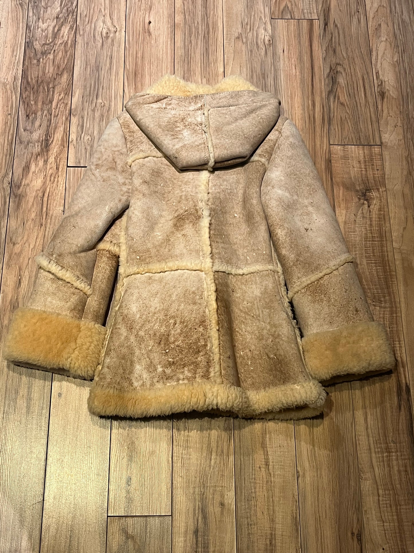 Vintage Carla New York shearling coat with hood, two front pockets and a zipper closure.
Chest 30”