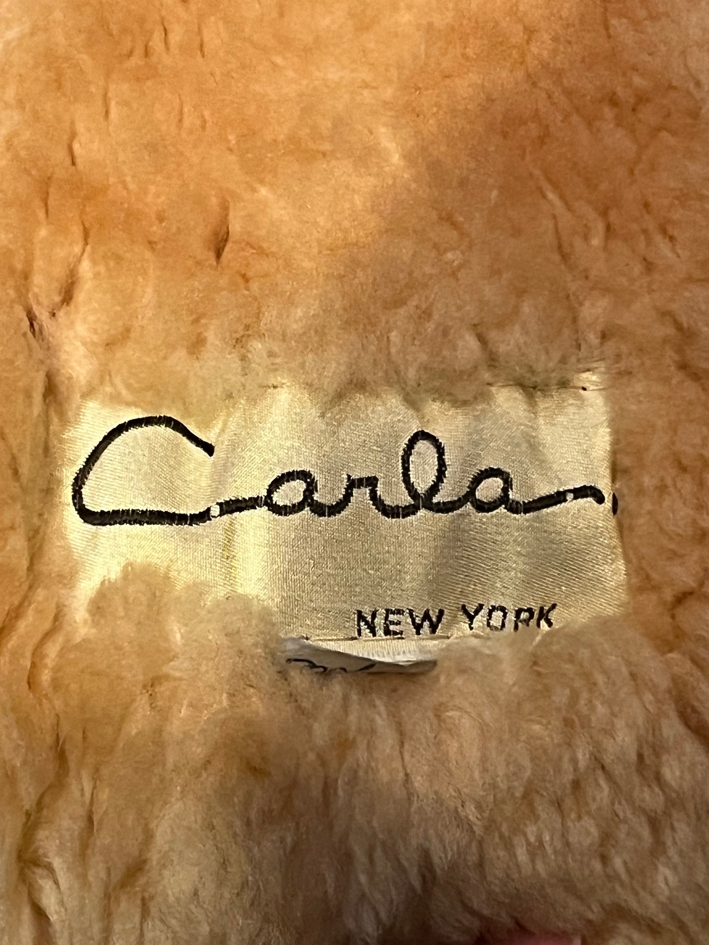 Vintage Carla New York shearling coat with hood, two front pockets and a zipper closure.
Chest 30”