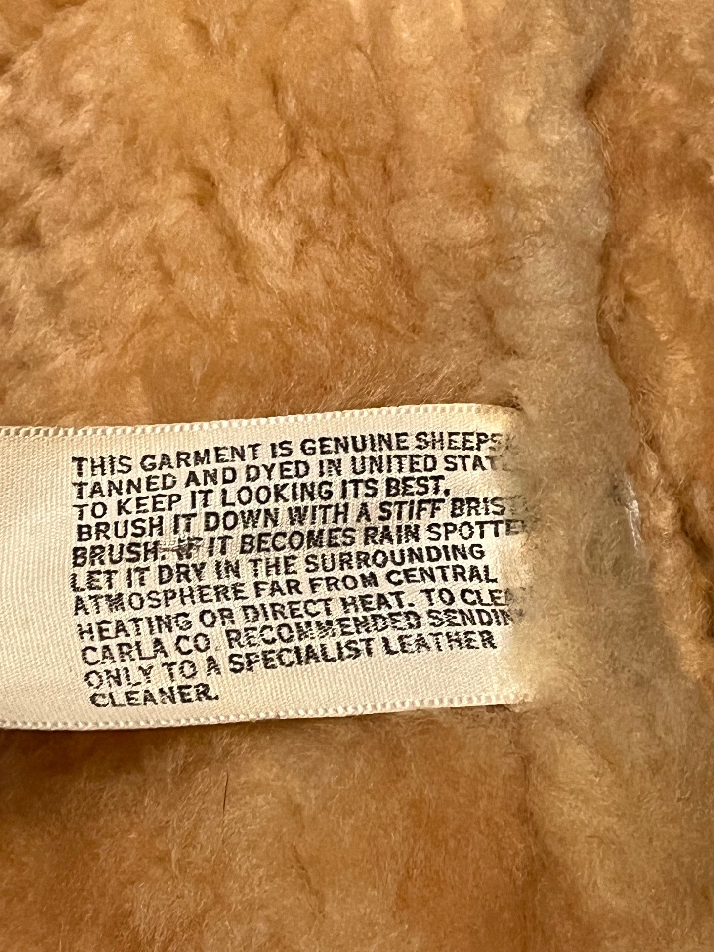 Vintage Carla New York shearling coat with hood, two front pockets and a zipper closure.
Chest 30”