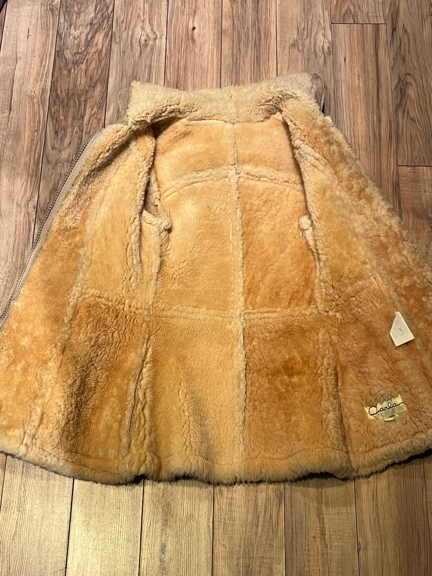 Vintage Carla New York shearling coat with hood, two front pockets and a zipper closure.
Chest 30”