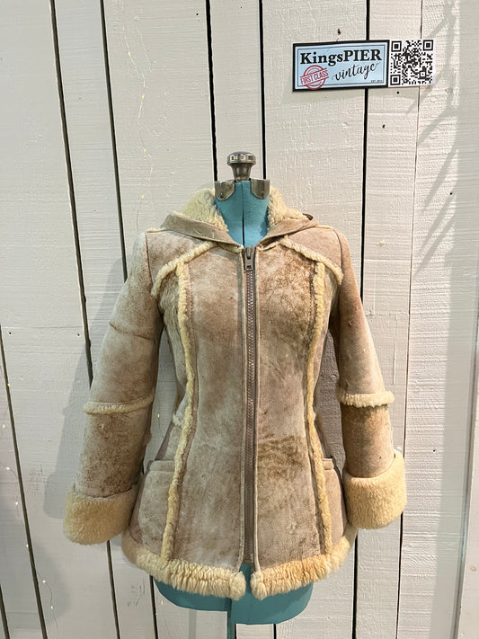 Vintage Carla New York shearling coat with hood, two front pockets and a zipper closure.
Chest 30”