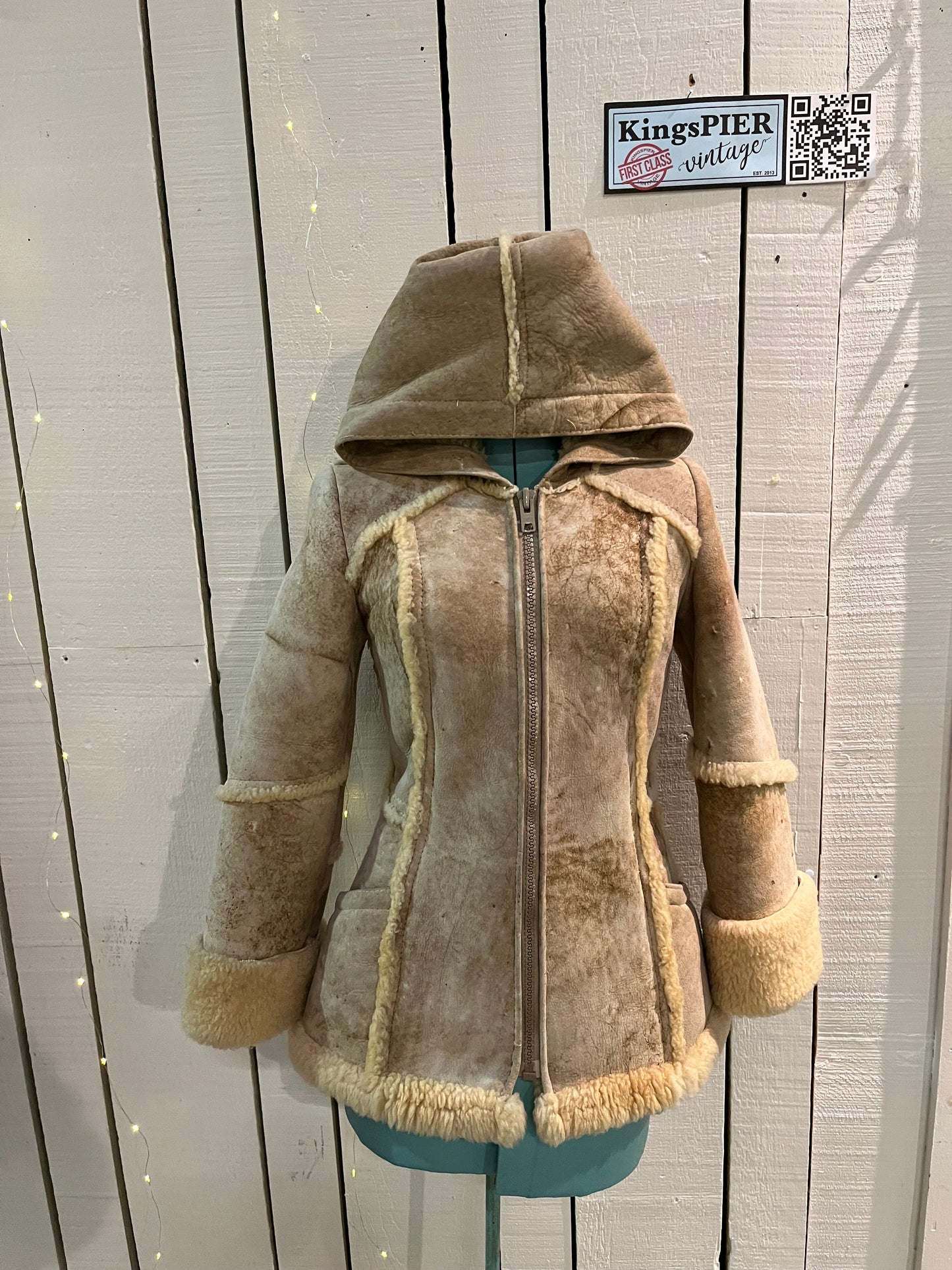 Vintage Carla New York shearling coat with hood, two front pockets and a zipper closure.
Chest 30”