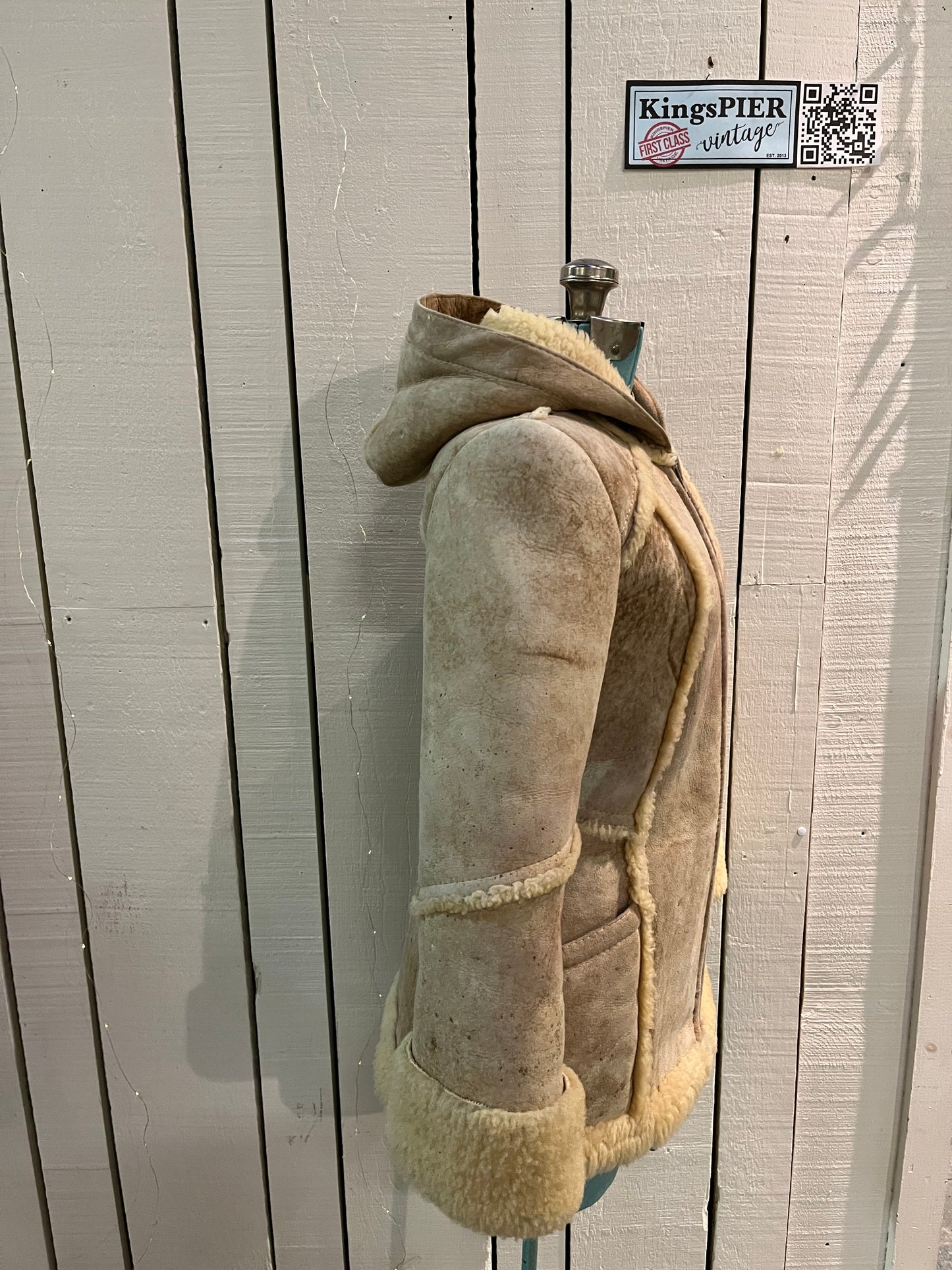 Vintage Carla New York shearling coat with hood, two front pockets and a zipper closure.
Chest 30”