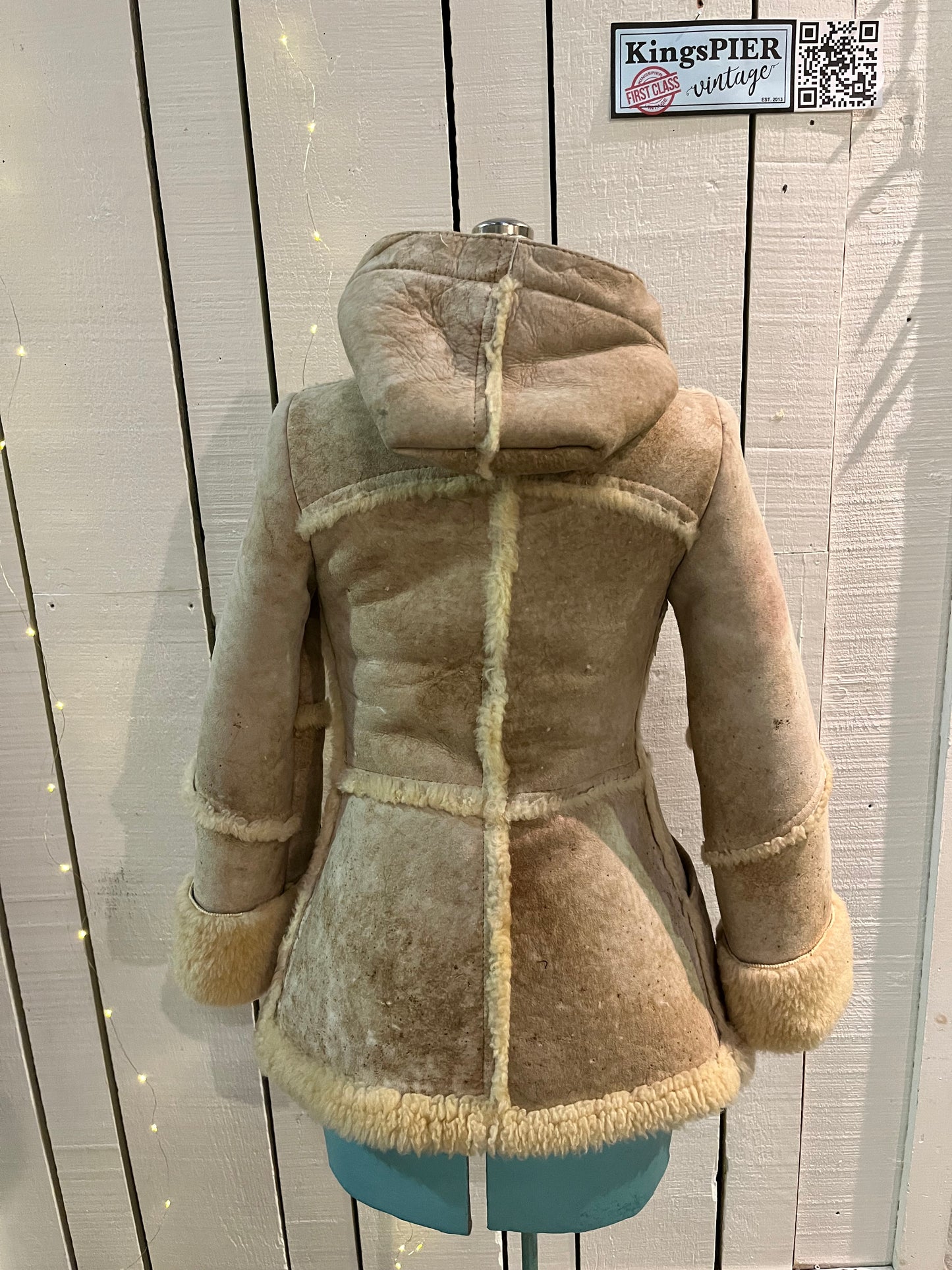 Vintage Carla New York shearling coat with hood, two front pockets and a zipper closure.
Chest 30”