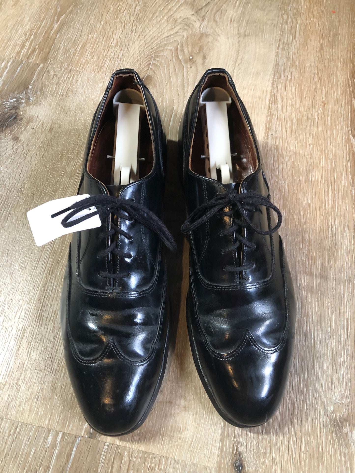 Vintage Hartt wingtip black leather formal shoe with leather soles. Made in Canada. Size 9.5M US/ 43 EUR