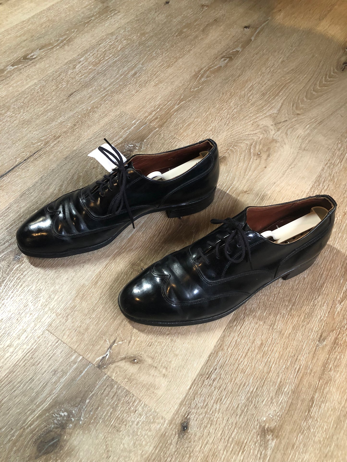 Vintage Hartt wingtip black leather formal shoe with leather soles. Made in Canada. Size 9.5M US/ 43 EUR