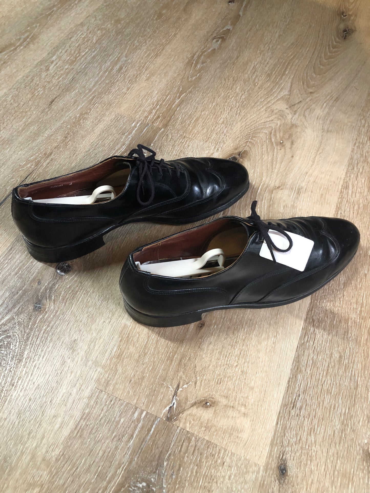 Vintage Hartt wingtip black leather formal shoe with leather soles. Made in Canada. Size 9.5M US/ 43 EUR