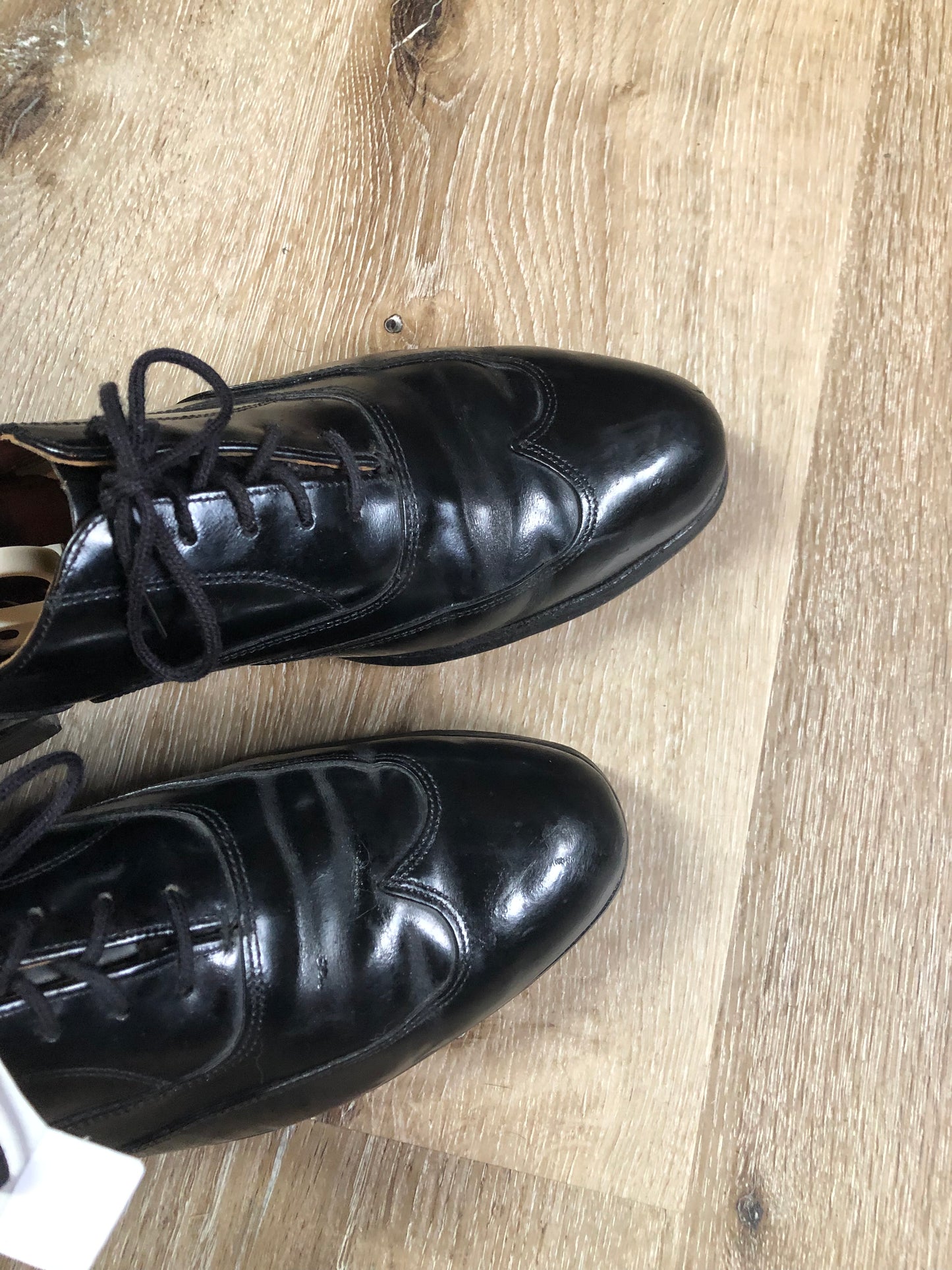 Vintage Hartt wingtip black leather formal shoe with leather soles. Made in Canada. Size 9.5M US/ 43 EUR