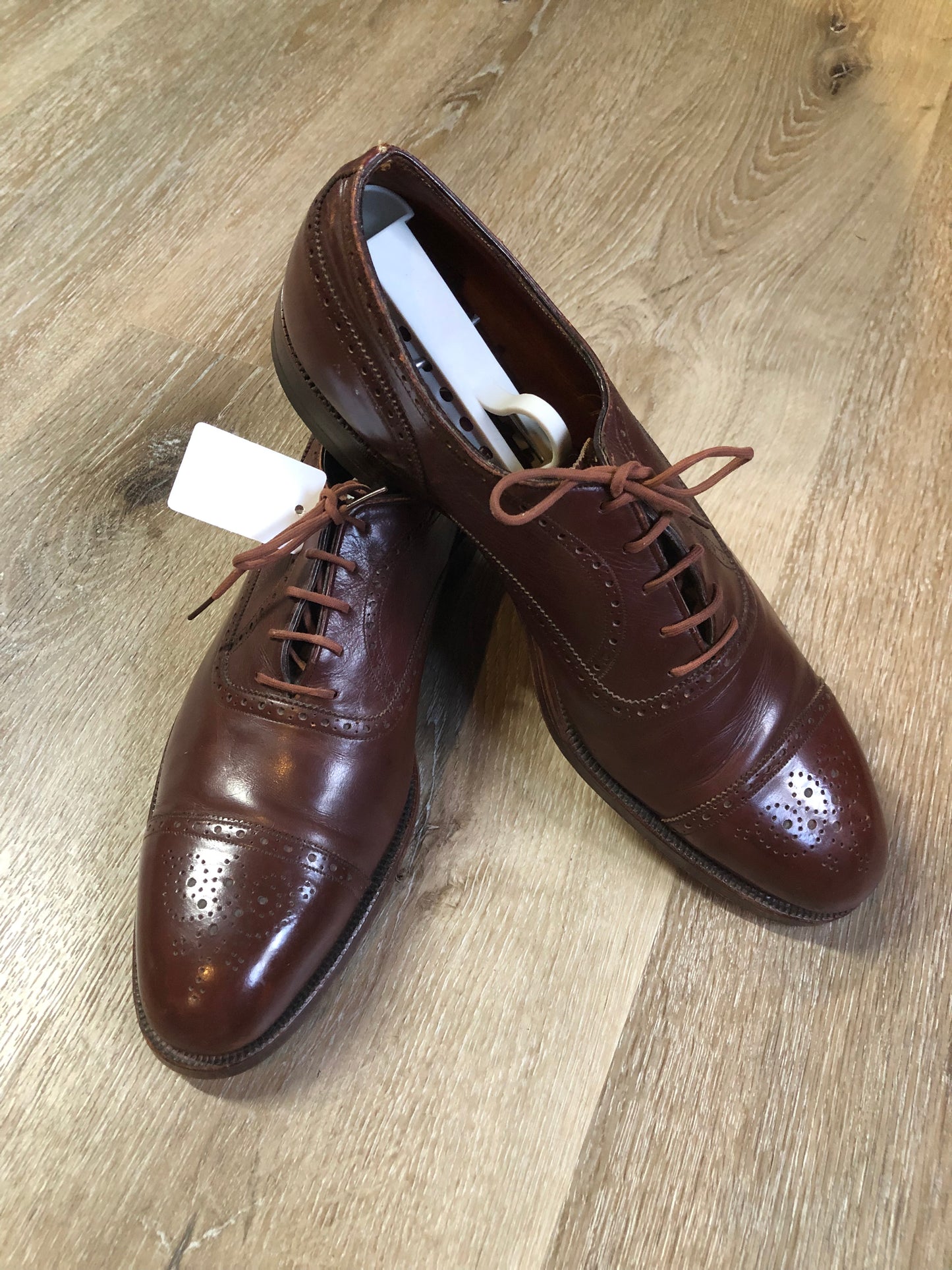 Vintage Sak’s Fifth Avenue brown leather brogue captoe dress shoe with leather sole. Made in Canada. Size 9.5M US/ 43 EUR