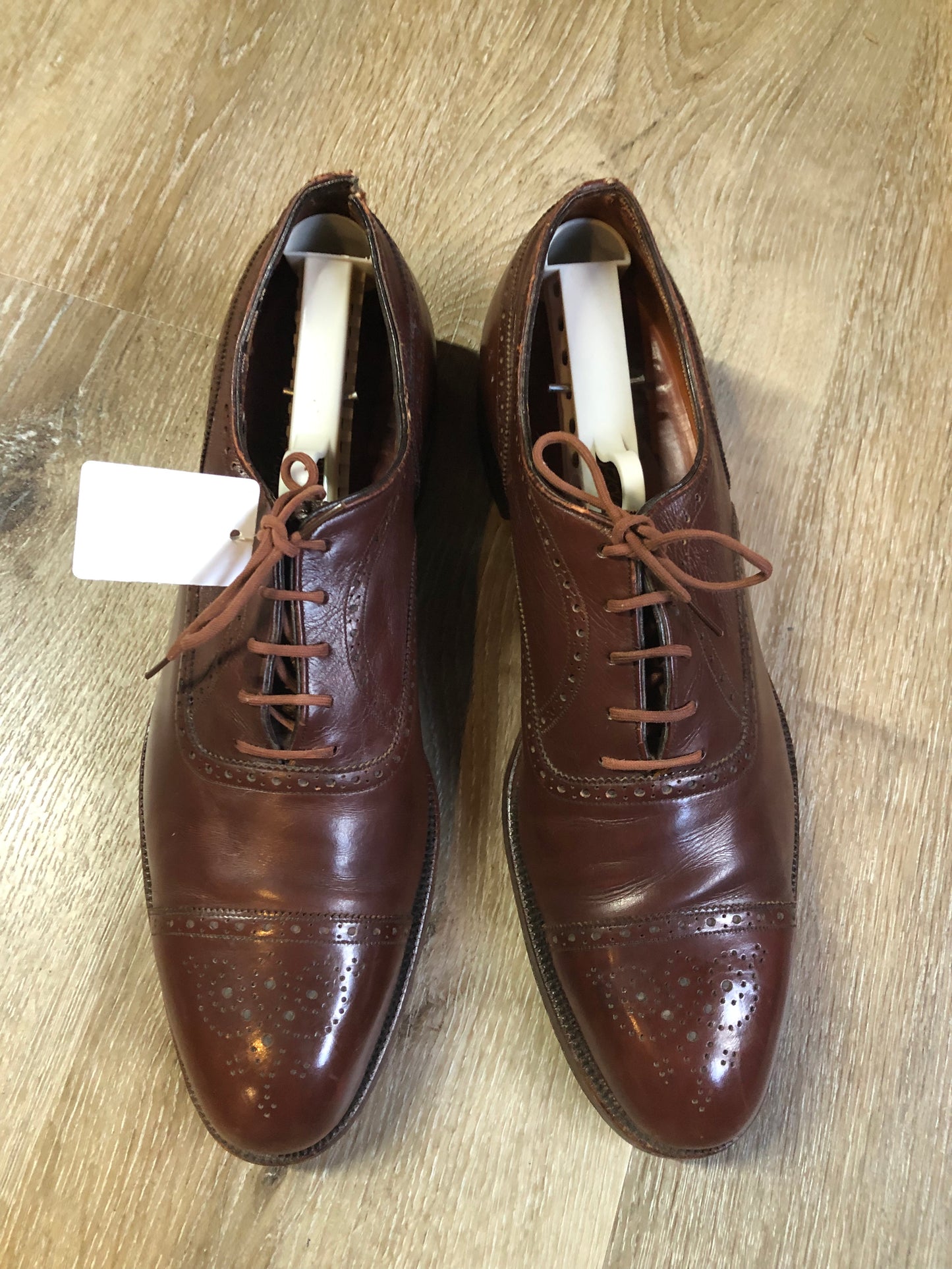 Vintage Sak’s Fifth Avenue brown leather brogue captoe dress shoe with leather sole. Made in Canada. Size 9.5M US/ 43 EUR