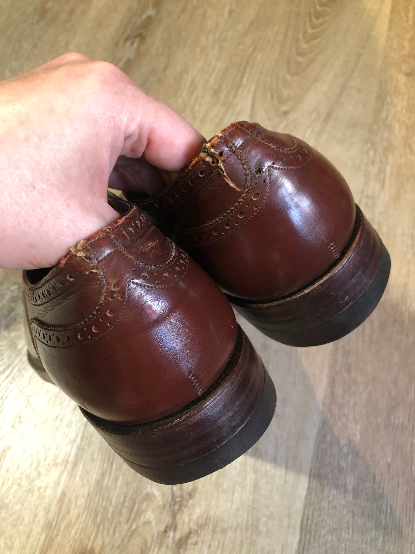 Vintage Sak’s Fifth Avenue brown leather brogue captoe dress shoe with leather sole. Made in Canada. Size 9.5M US/ 43 EUR